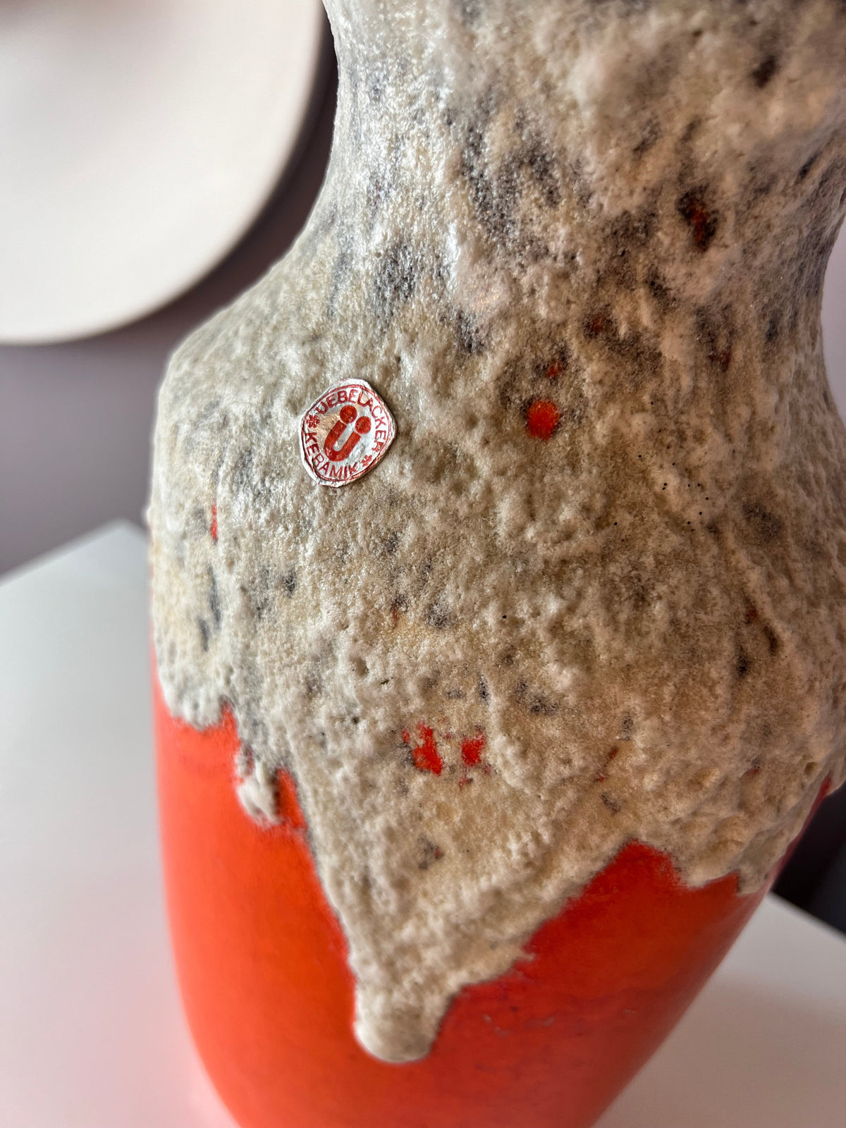 Vase vintage Fat Lava 1439/40 orange blanc par Uebelacker Keramik