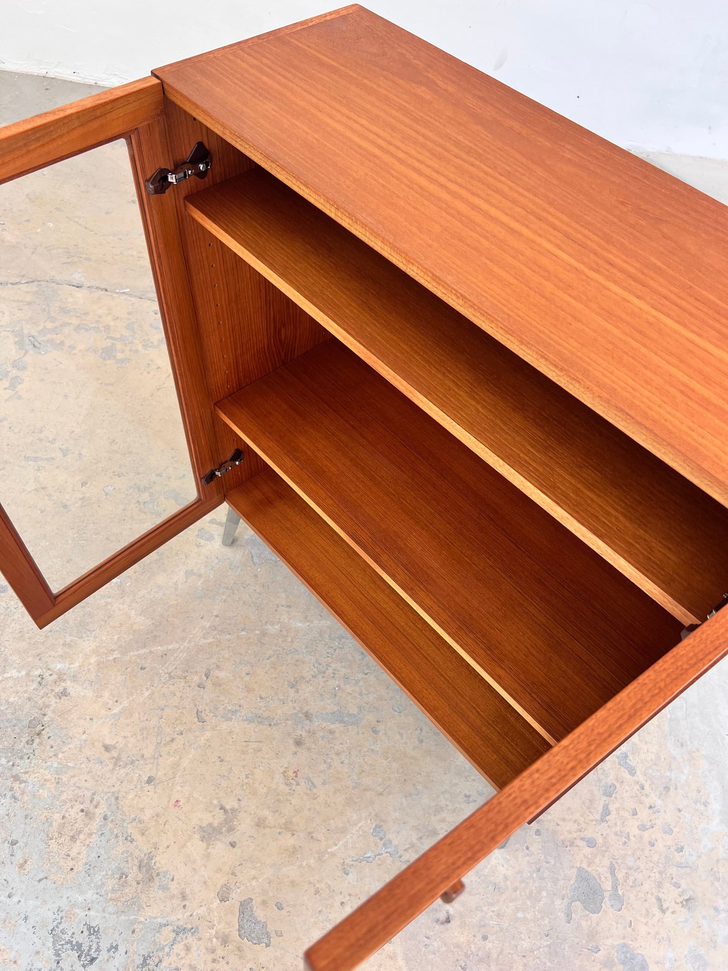 Vintage Vitrinenschrank Teak von H.W. Klein für Bramin mit neuen Chromfüßen