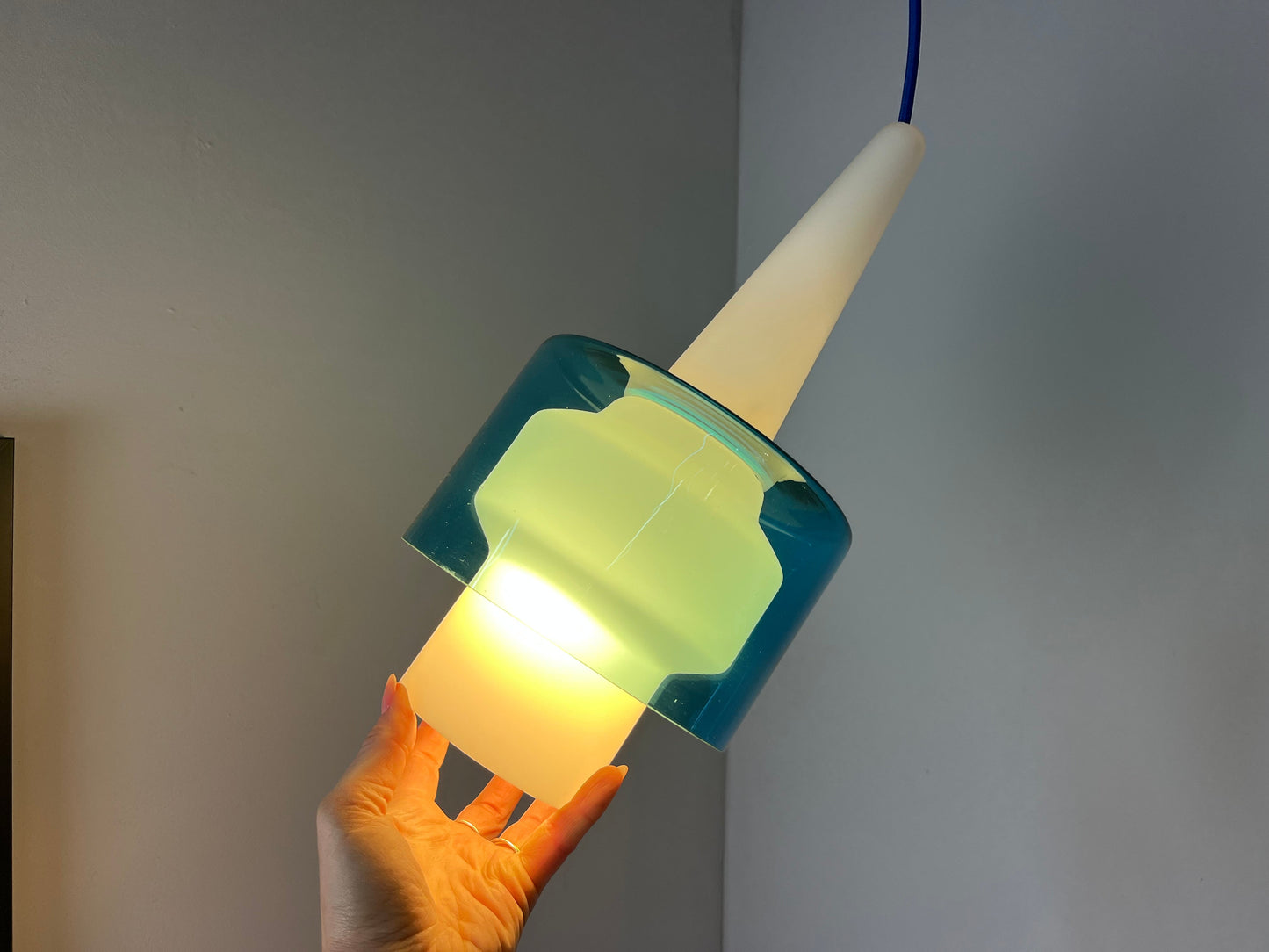 Vintage Hängelampe blau-weiß Opalglas von Hyllinge Glasbruk