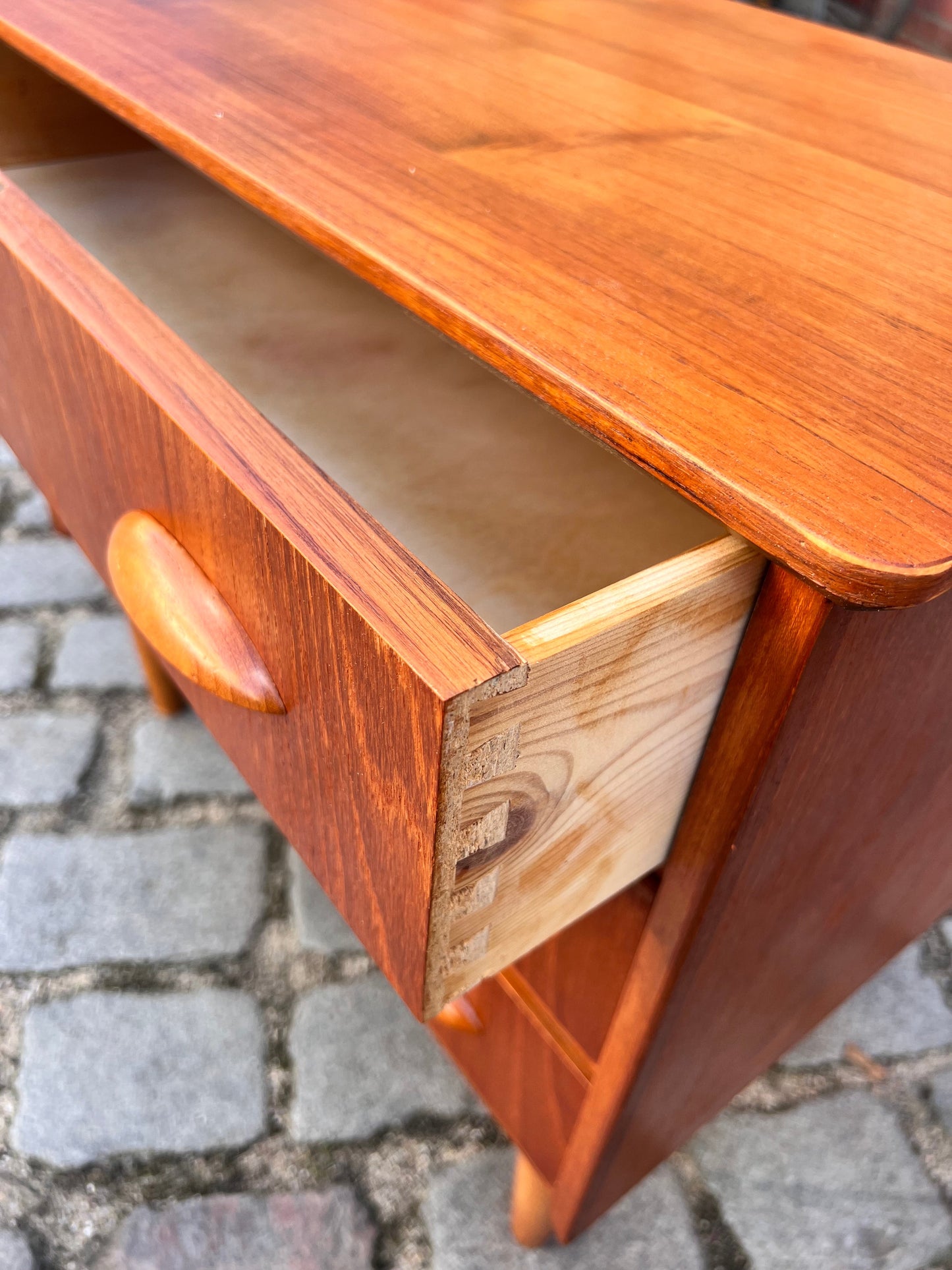 Vintage Kommode Muschelgriffe und Schloss Teak Dänemark