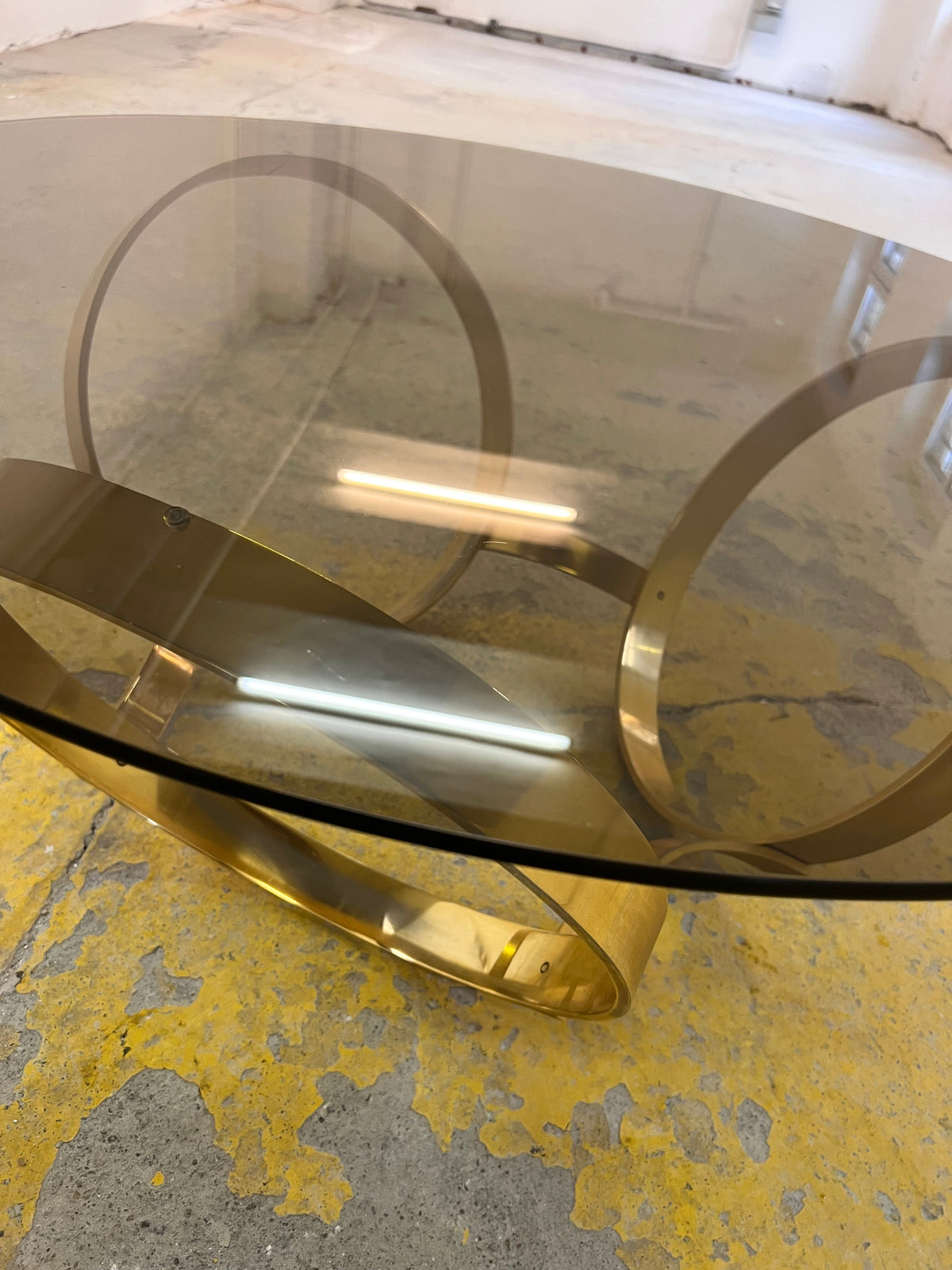 Vintage Couchtisch rund Hesterberg von Knut Hesterberg für Ronald Schmitt mit Messinggestell und Rauchglas