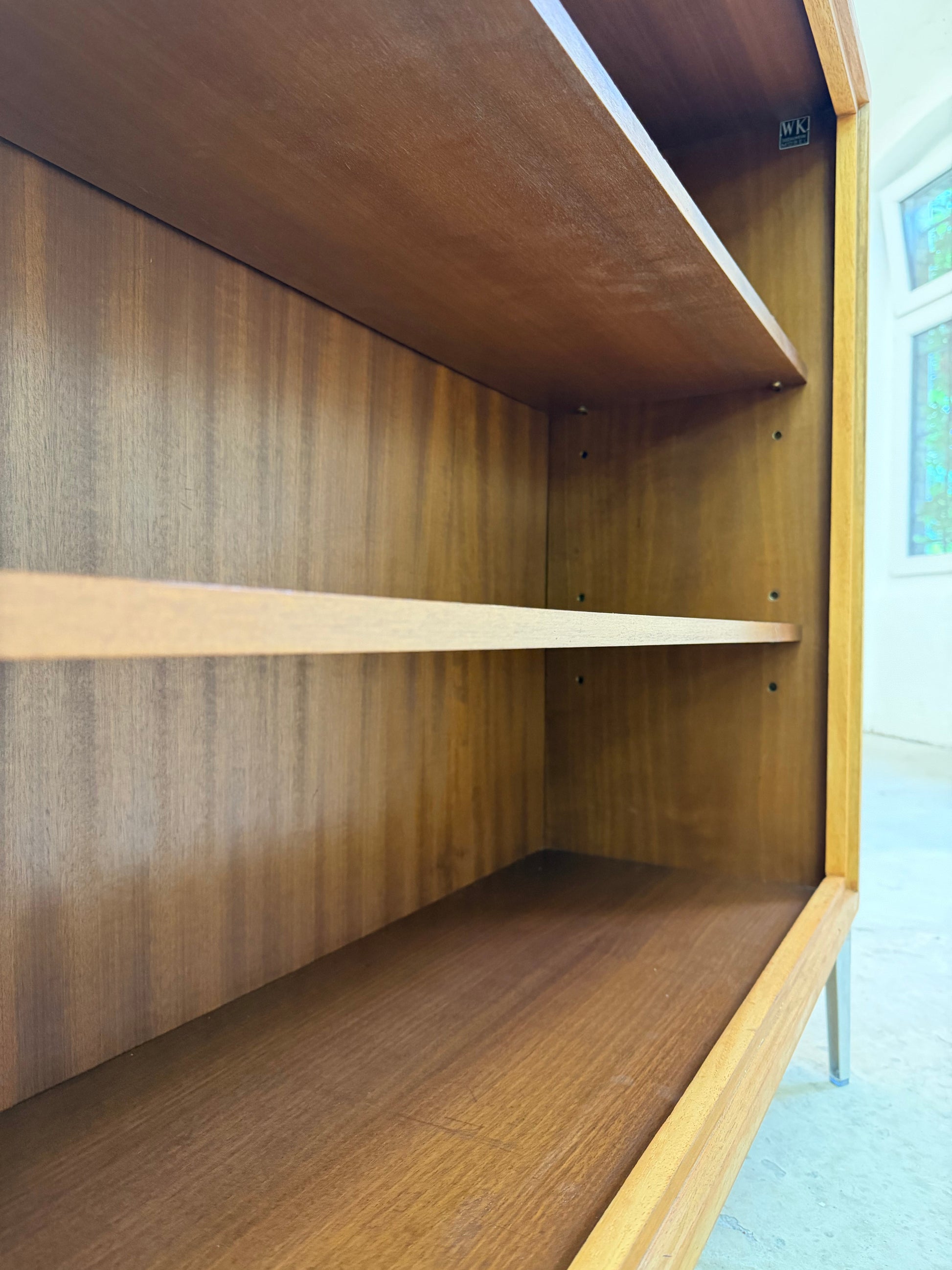 Vintage Bücherregal Nussbaum mit Chromfüßen von WK Möbel