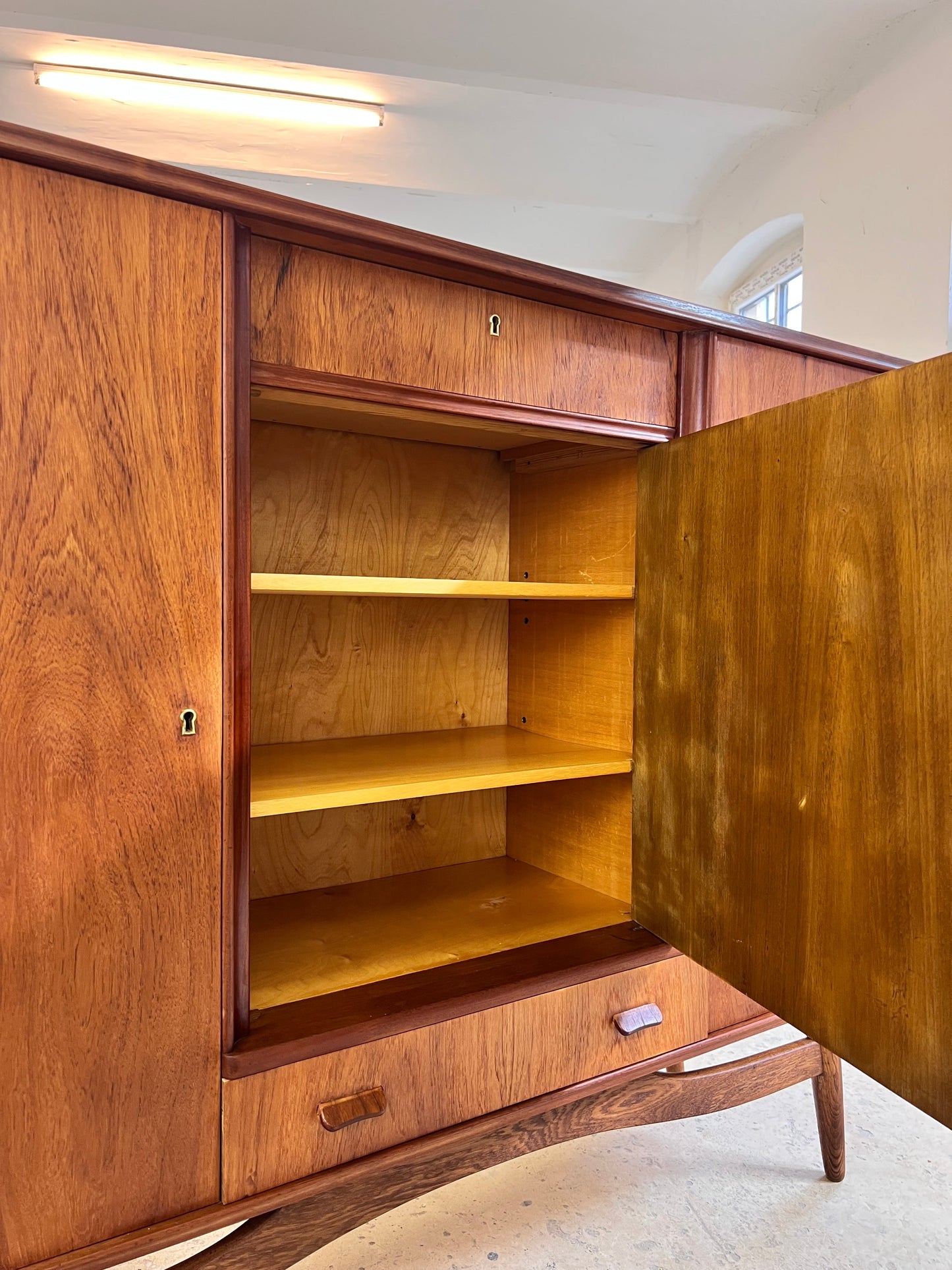 Vintage Kommode aus Teak aus Dänemark refurbished braun rotstichig Teakholz Metall