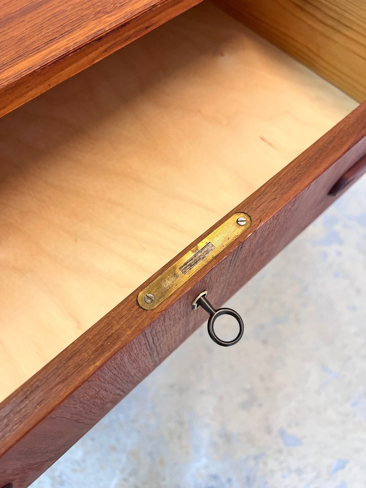 Vintage Kommode Teak mit Schloss aus Dänemark