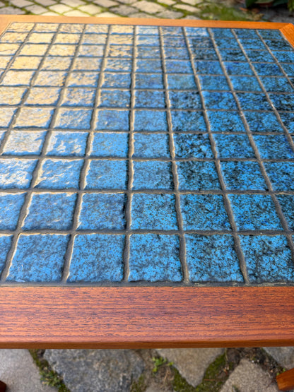 Quadratischer Beistelltisch Teak mit blauen Fliesen, Dänemark