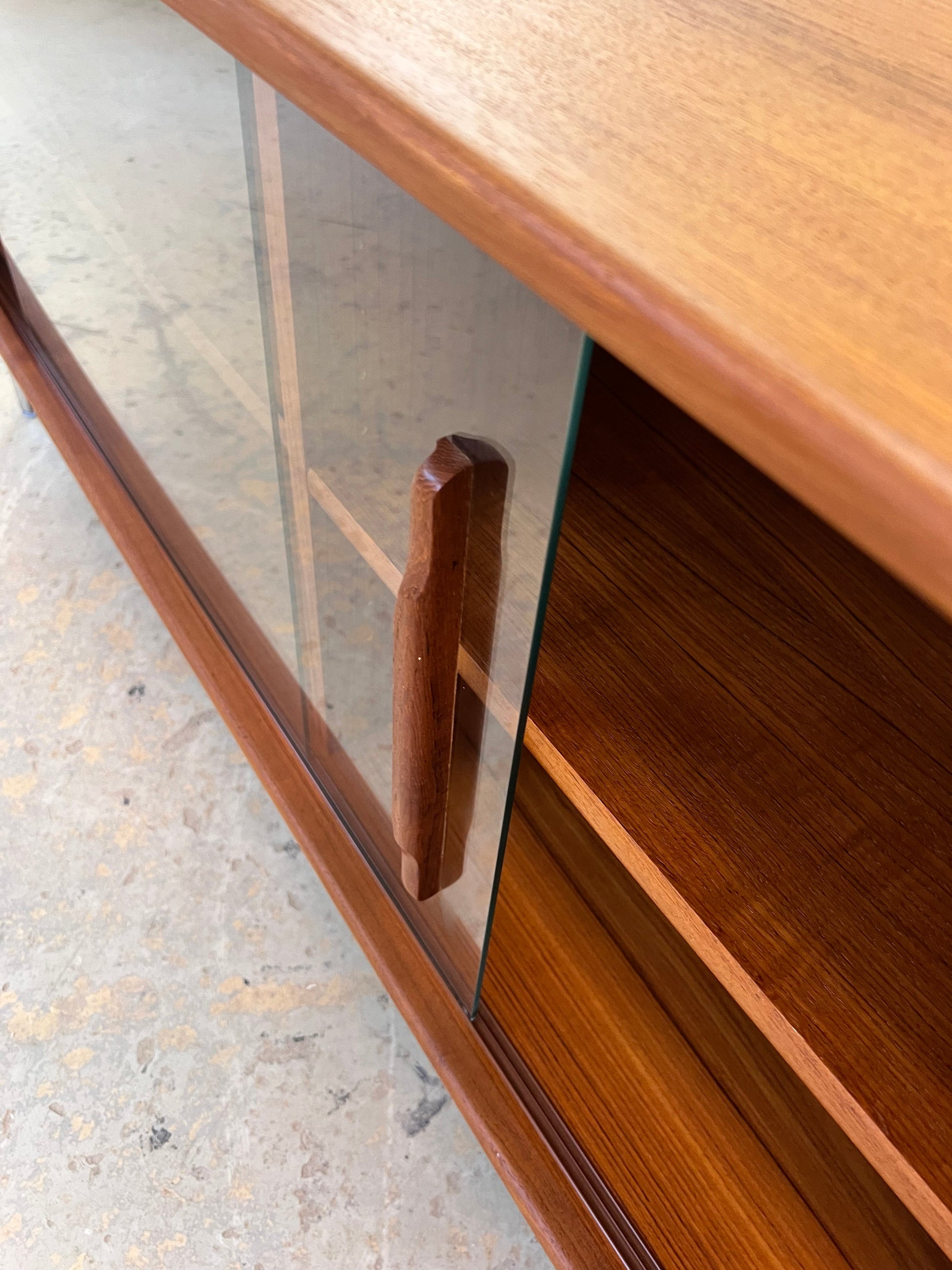 Vintage Sideboard Vitrine Teak mit Chromfüßen von Dyrlund