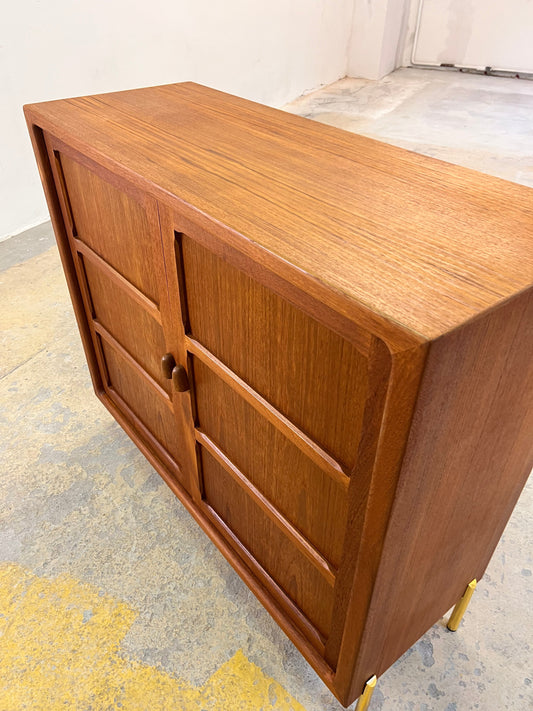 Vintage Schrank aus Teak, Dänemark, goldene Metallfüße