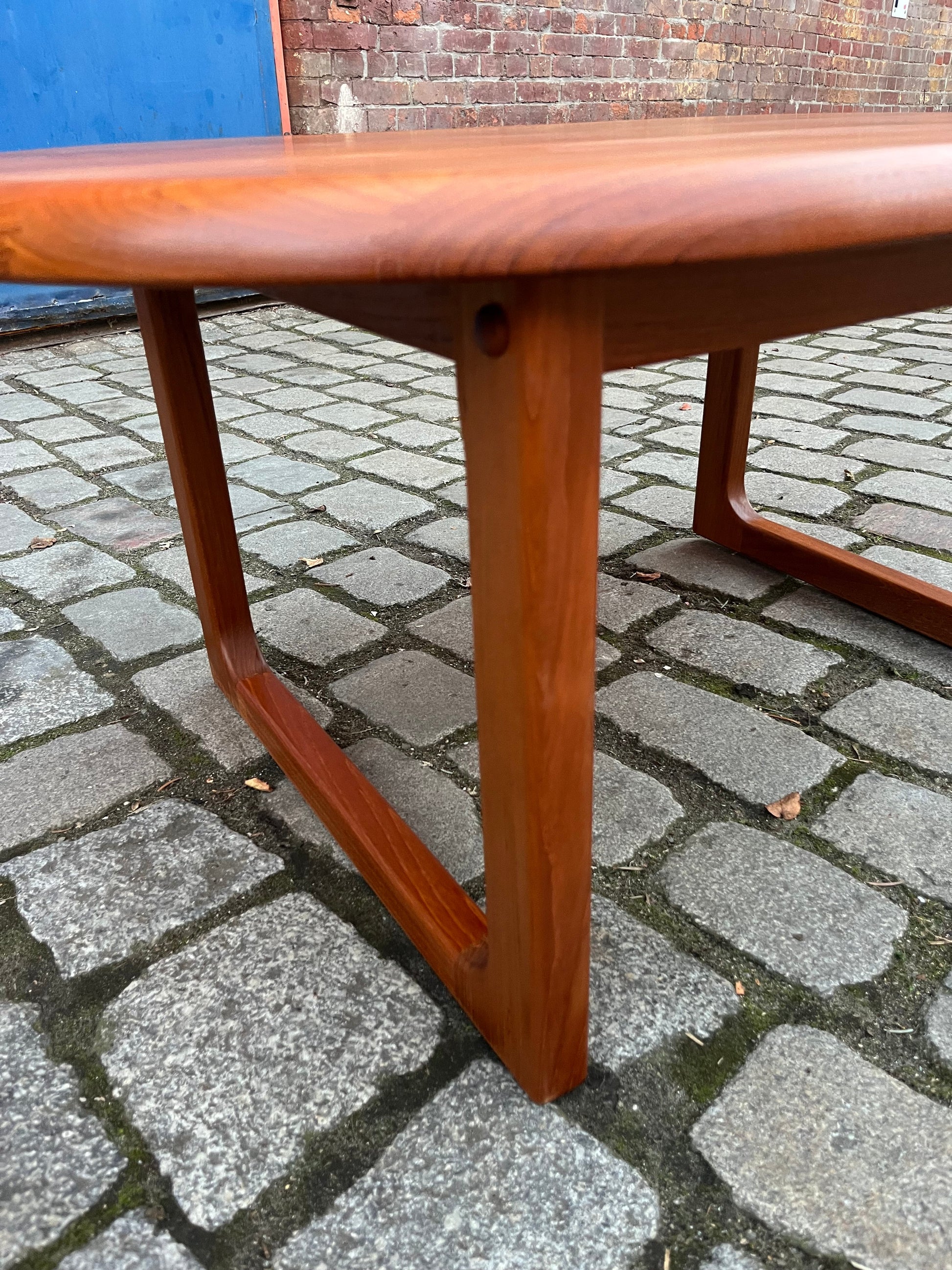 Vintage Couchtisch oval von Niels Bach für Niels Bach aus Teak