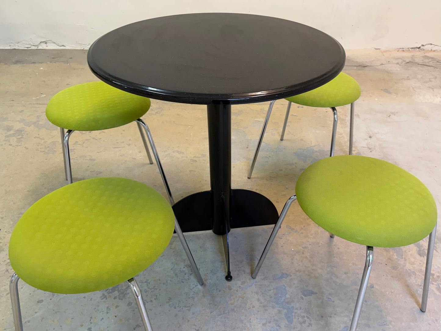 Vintage Bistrotisch mit Kompositplatte, Postmoderne