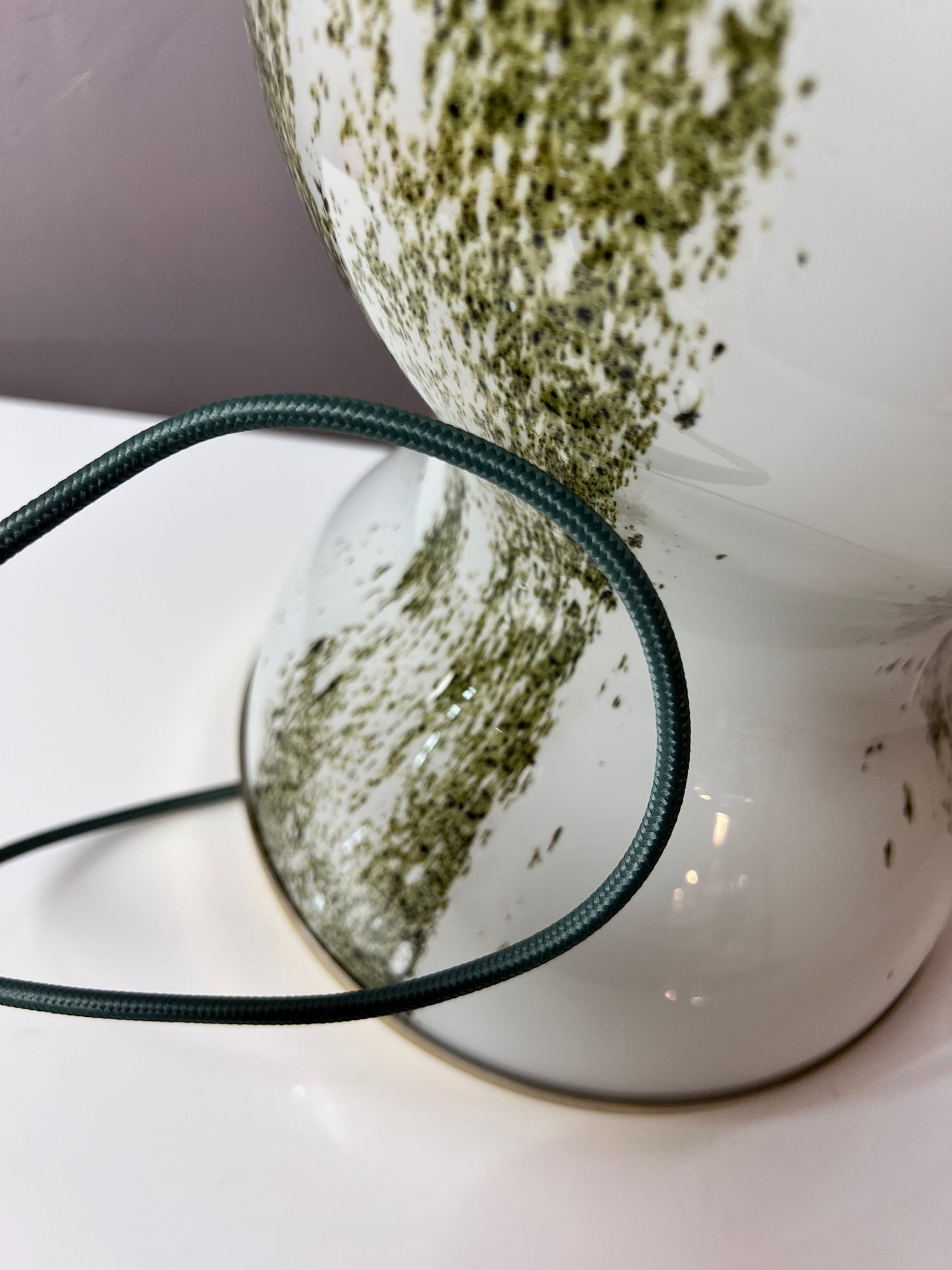 Vintage Tischlampe grün-weiß Glas von Doria