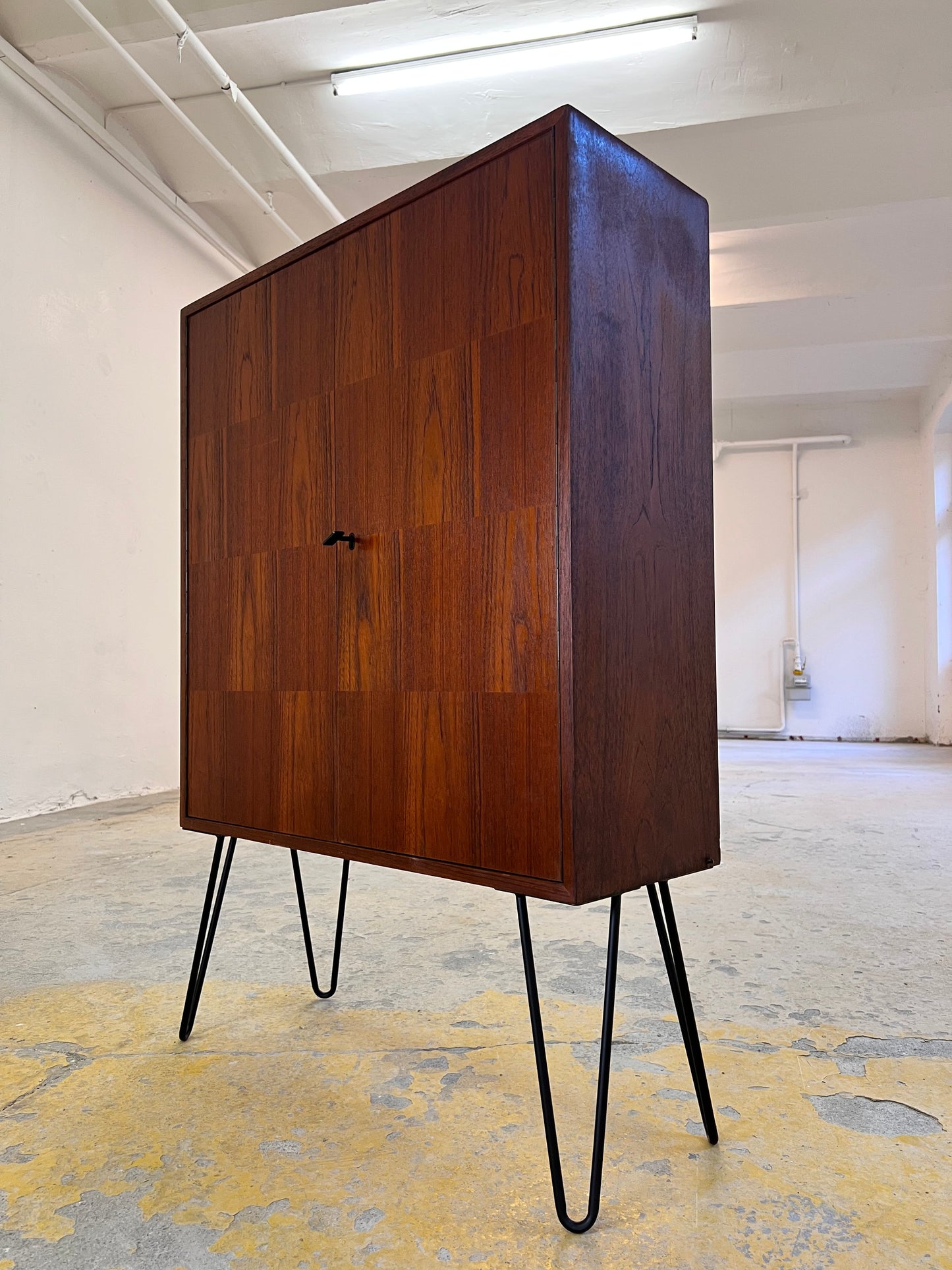 Vintage Regal Teak mit Schloss und Türen aus Dänemark