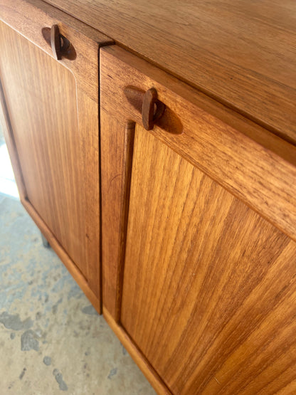 Vintage Kommode aus Teak mit Flügeltüren und neuen Chromfüßen von H. W. Klein