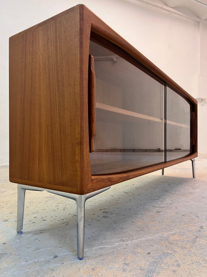 Vintage Sideboard Vitrine Teak mit Chromfüßen von Dyrlund