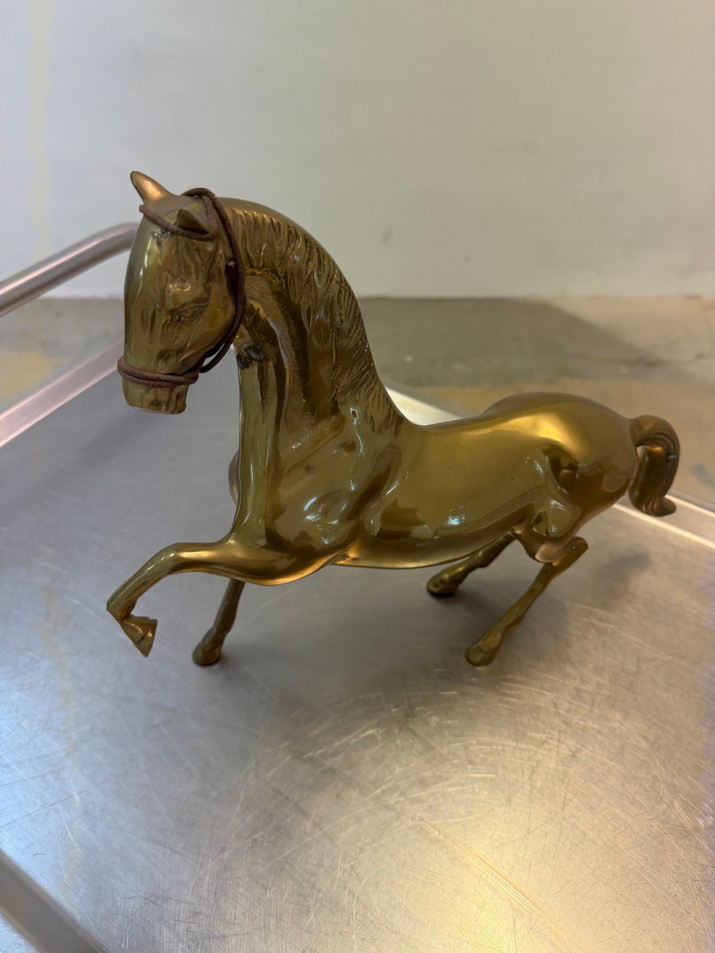 Vintage Pferdeskulptur aus Messing mit Patina