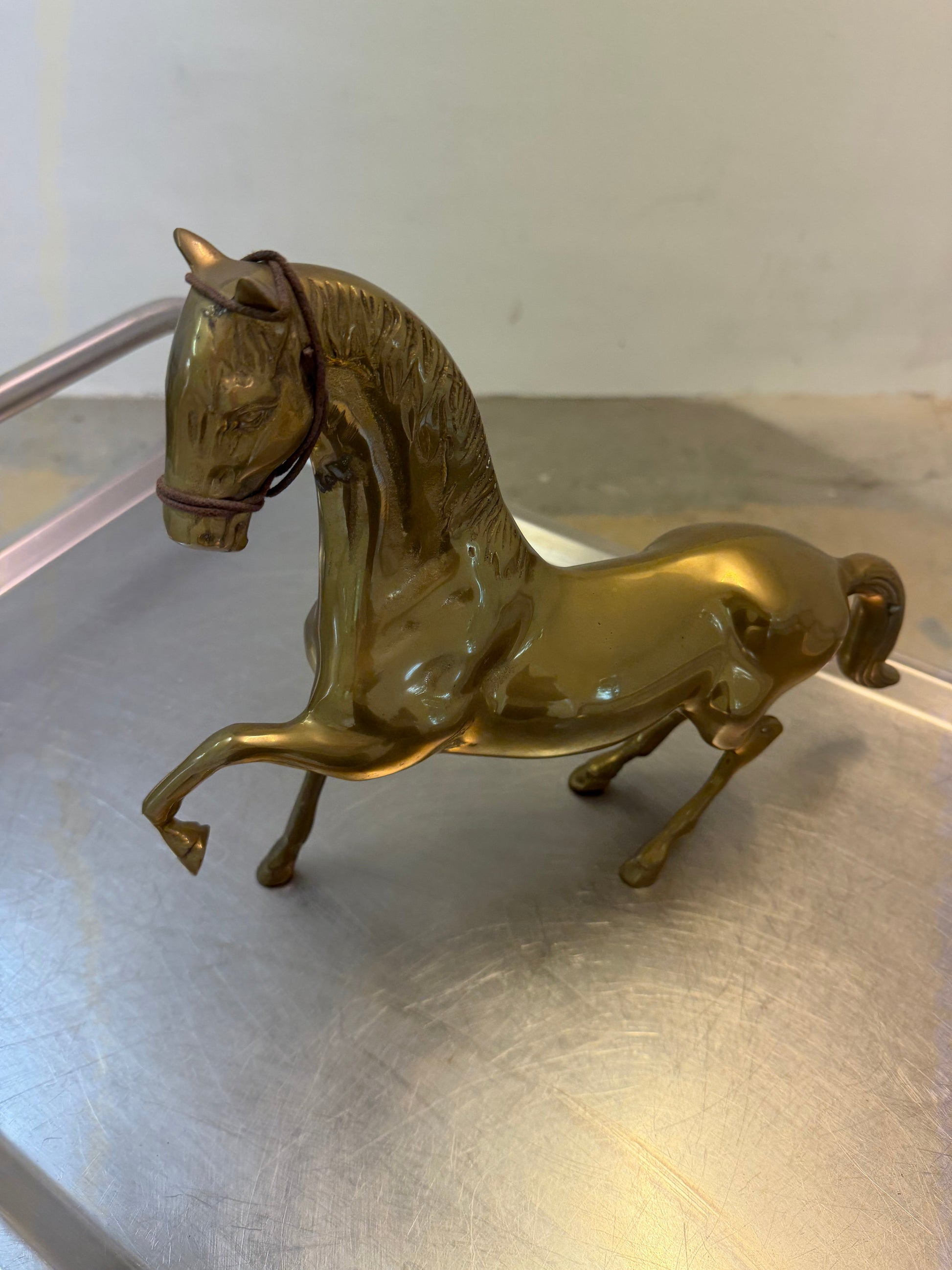 Vintage Pferdeskulptur aus Messing mit Patina