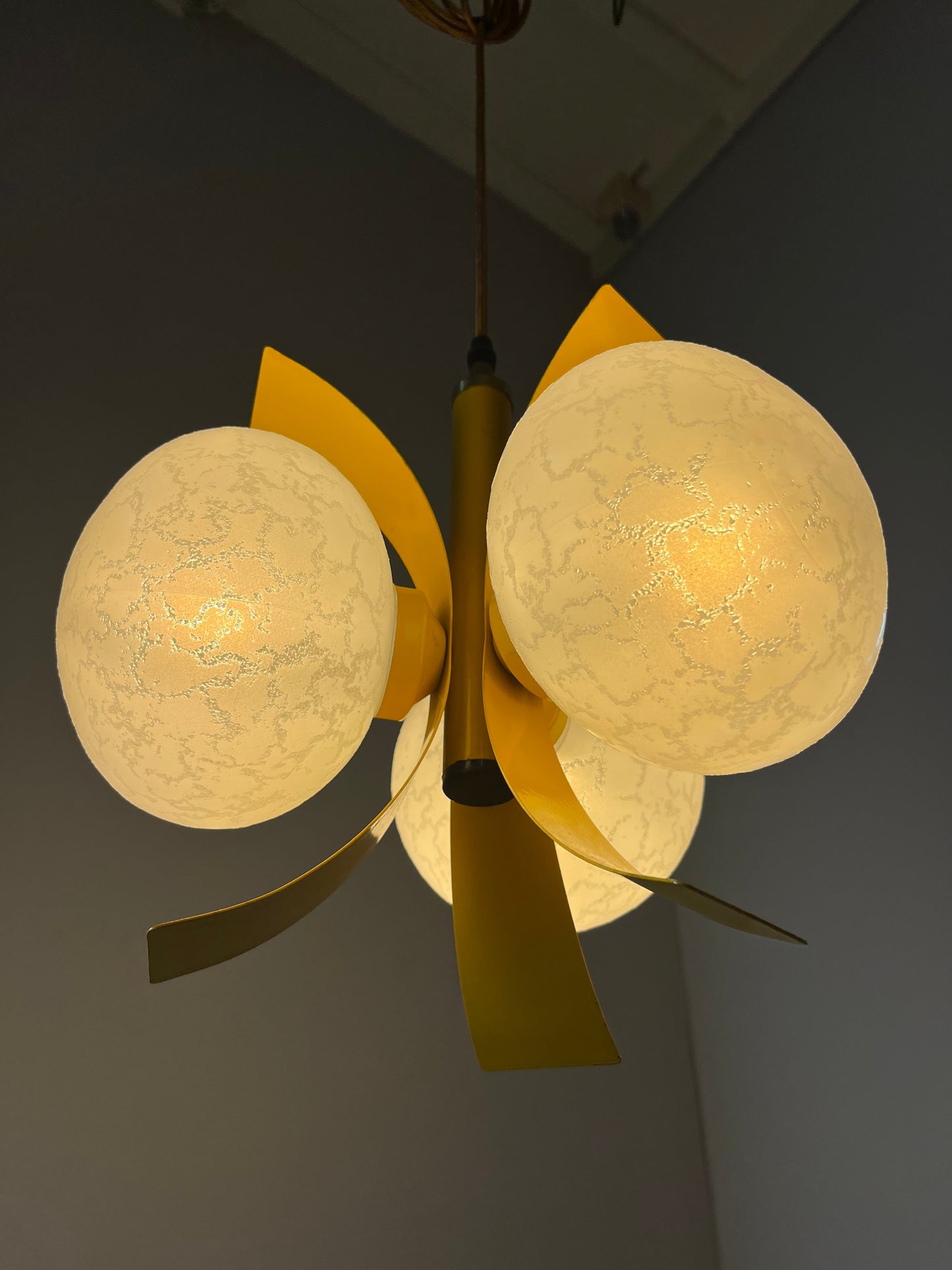 Vintage Hängelampe gelb weiß von Richard Essig für Pre-Loved ocker