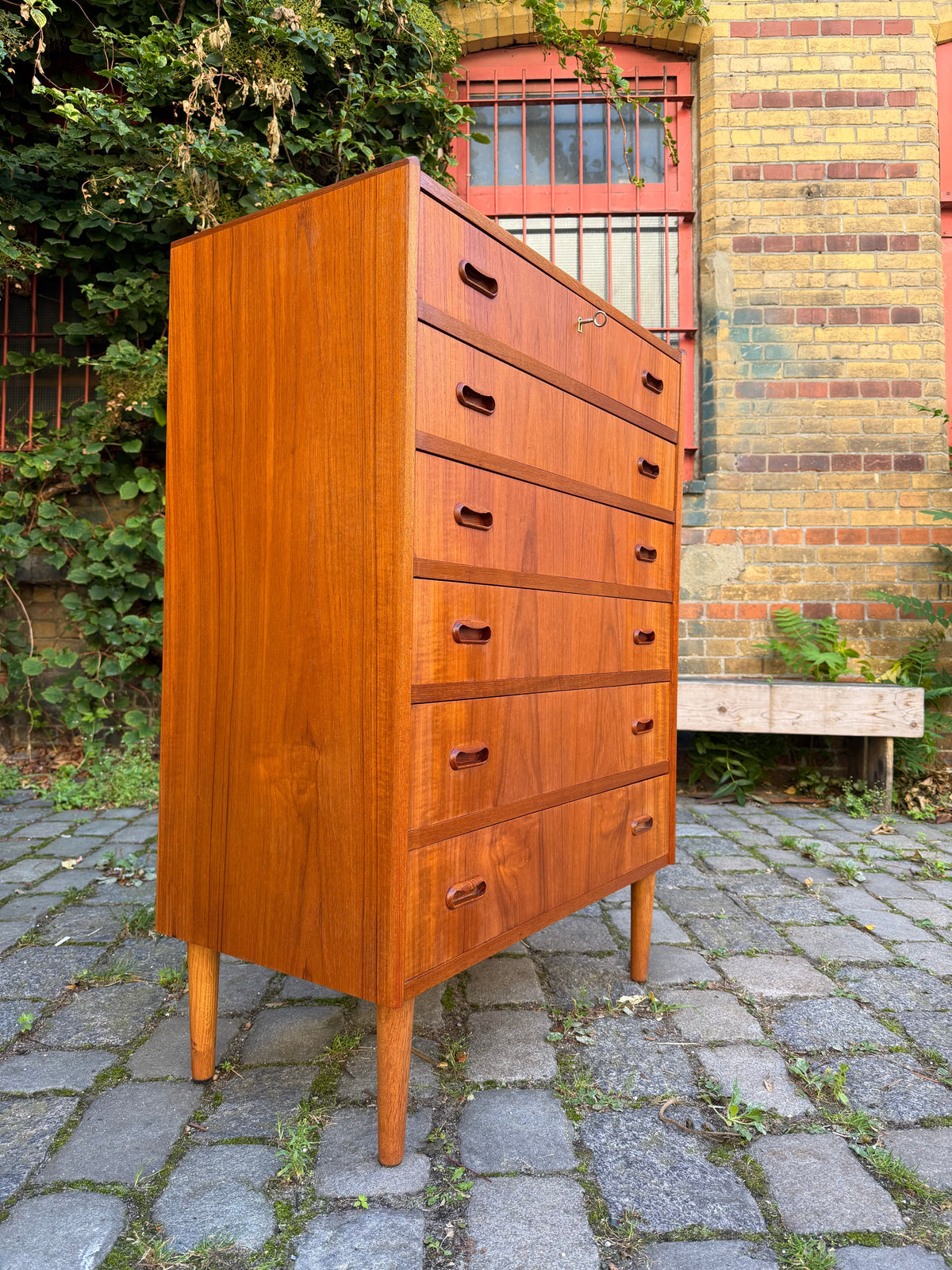 Teak Kommode mit Griffmulden und Schloss aus Dänemark