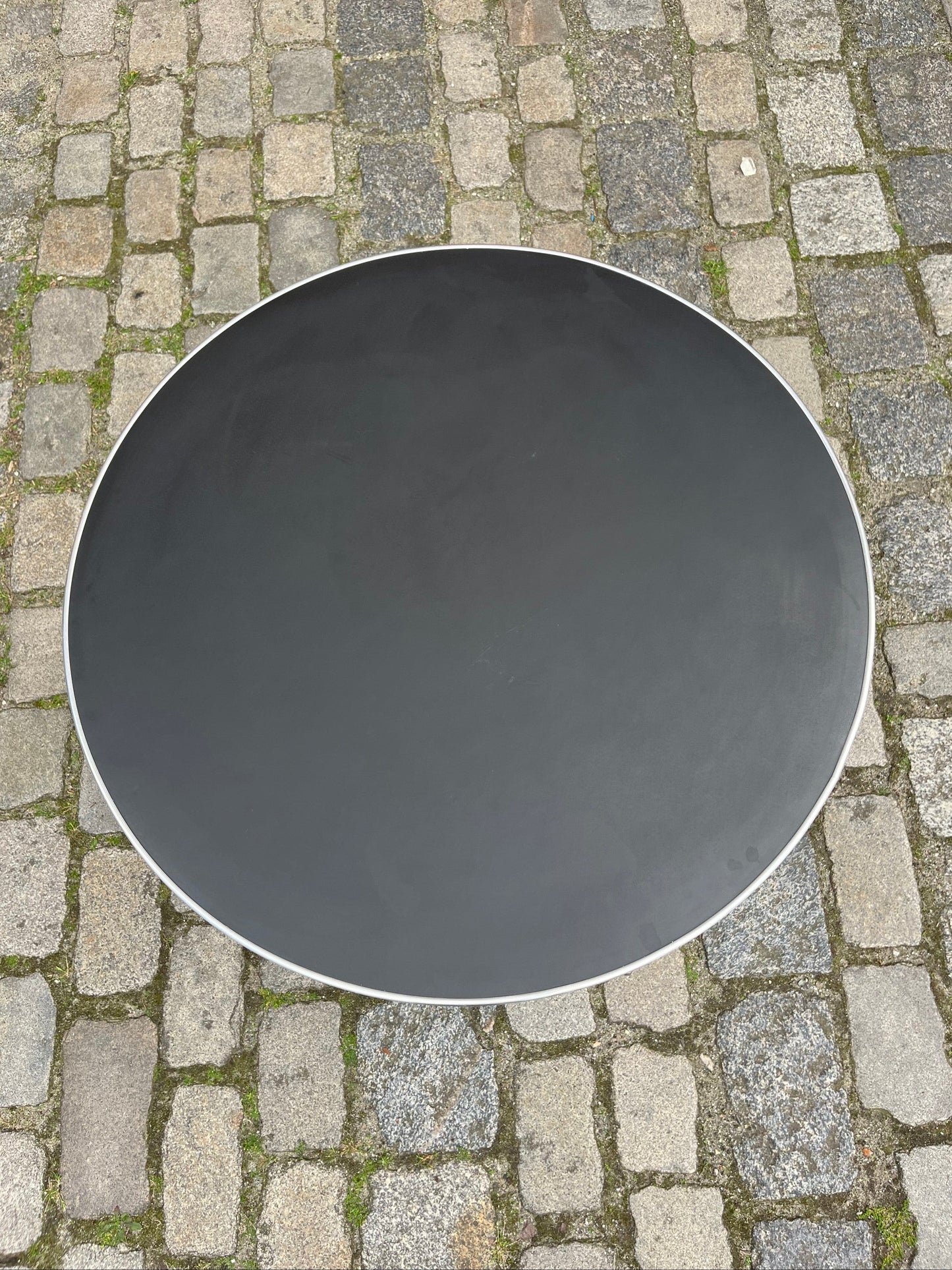 Table basse en linoléum noir chromé par Mauser