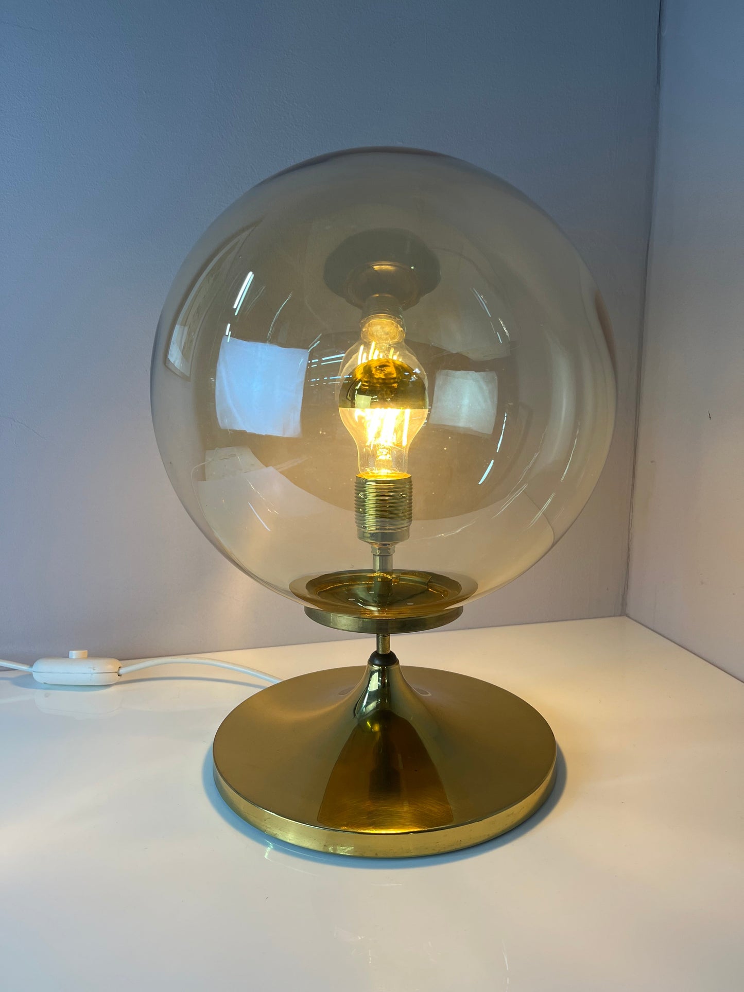Vintage Tischlampe mit Glaskugel und Messingfuß