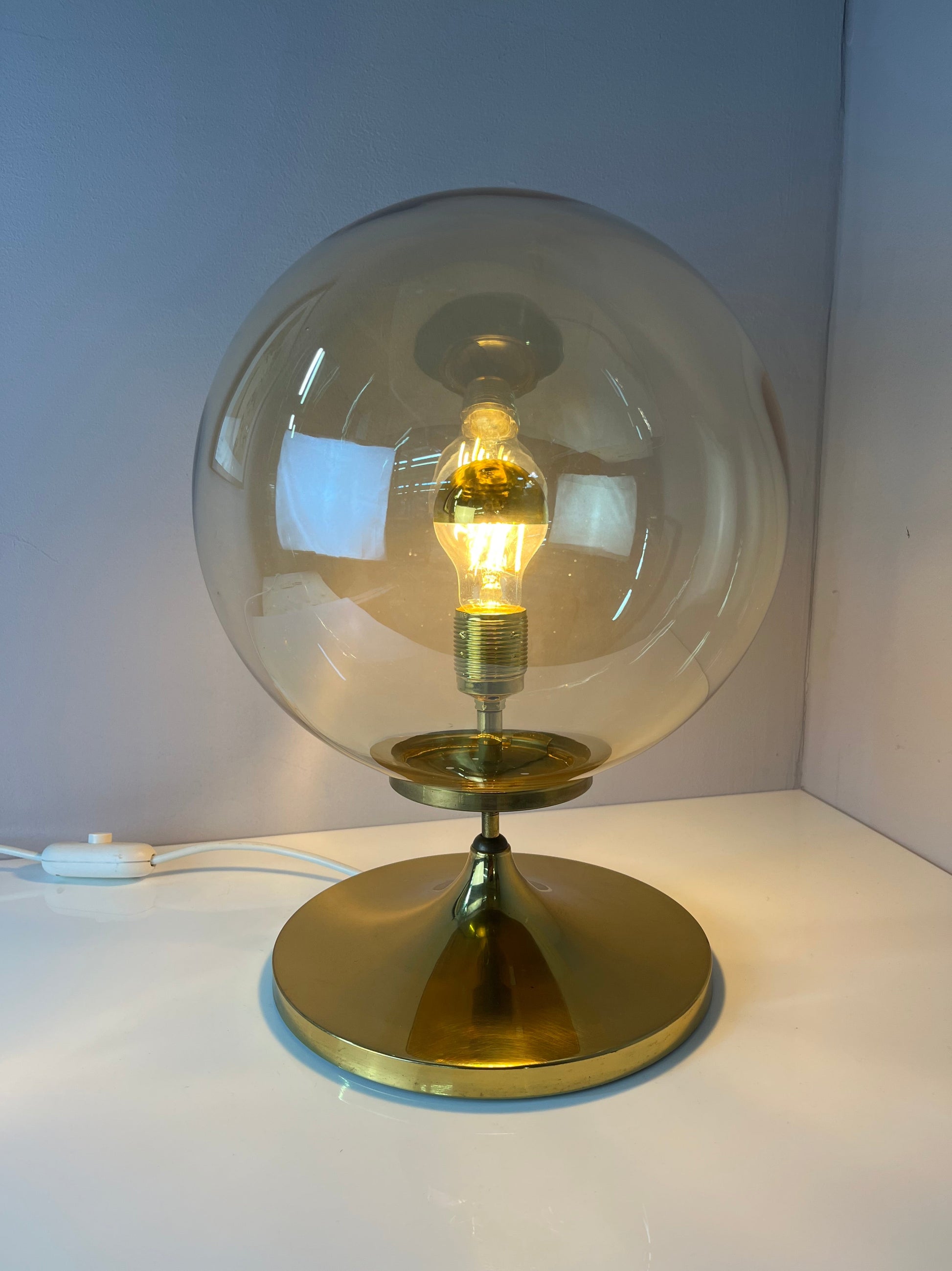 Vintage Tischlampe mit Glaskugel und Messingfuß