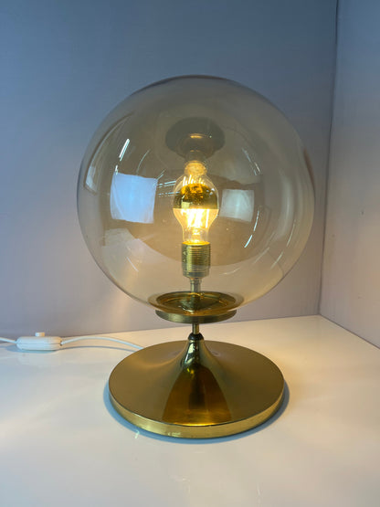 Vintage Tischlampe mit Glaskugel und Messingfuß
