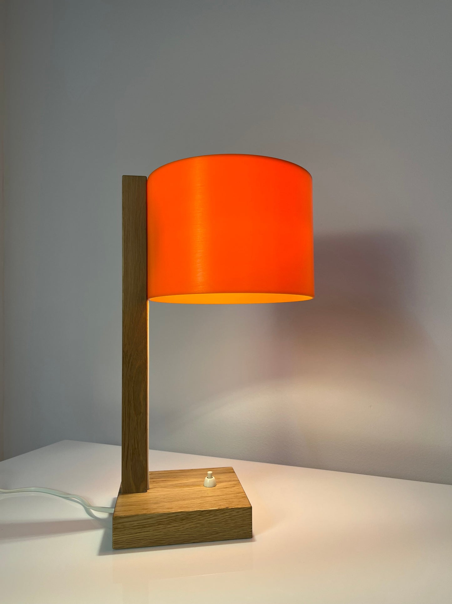 Vintage Schreibtischlampe in Orange und Eiche von Luxus Vittsjö