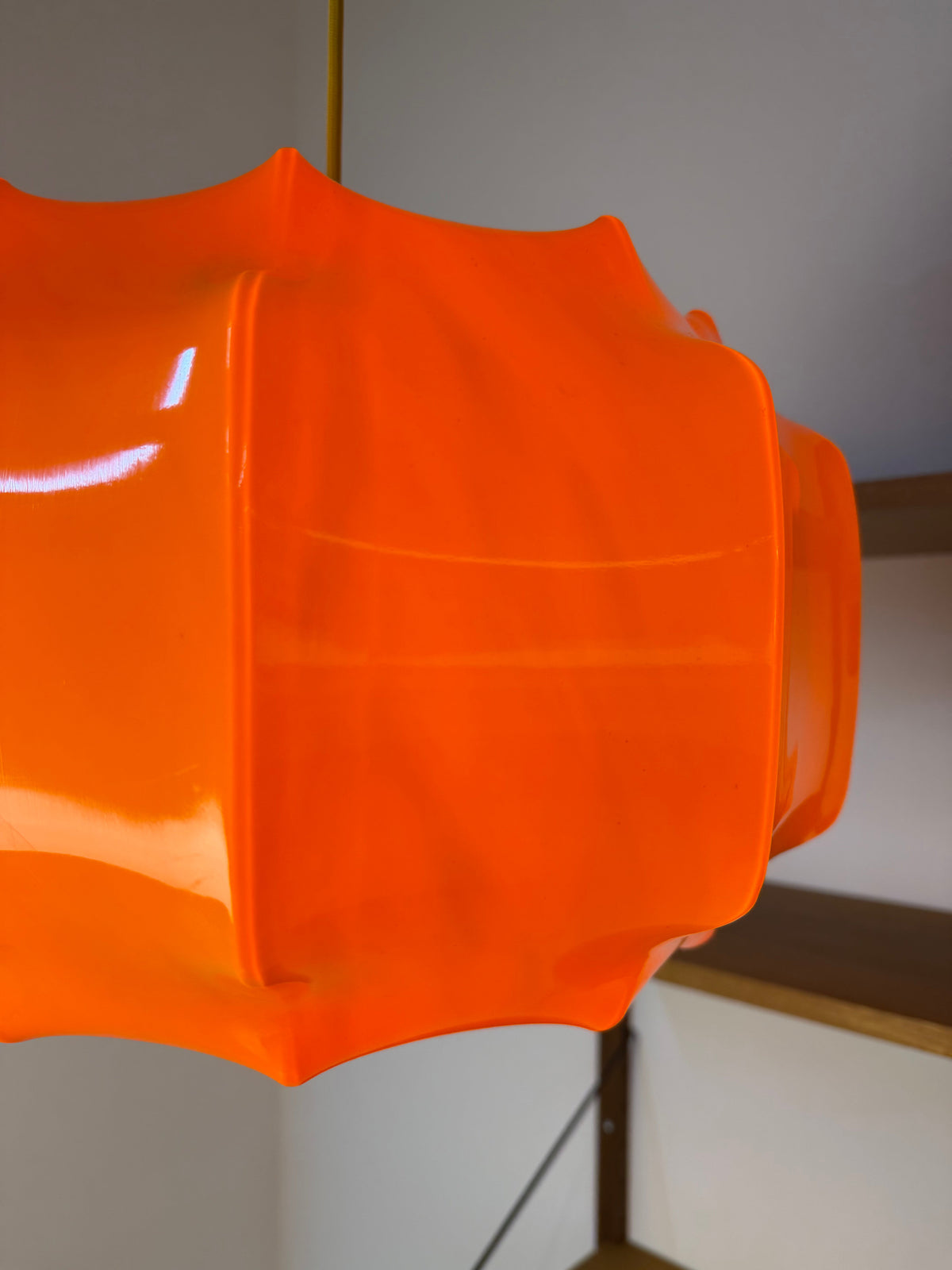 Hängeleuchte Space Age von Ilka Plast, Orange mit gelbem Kabel