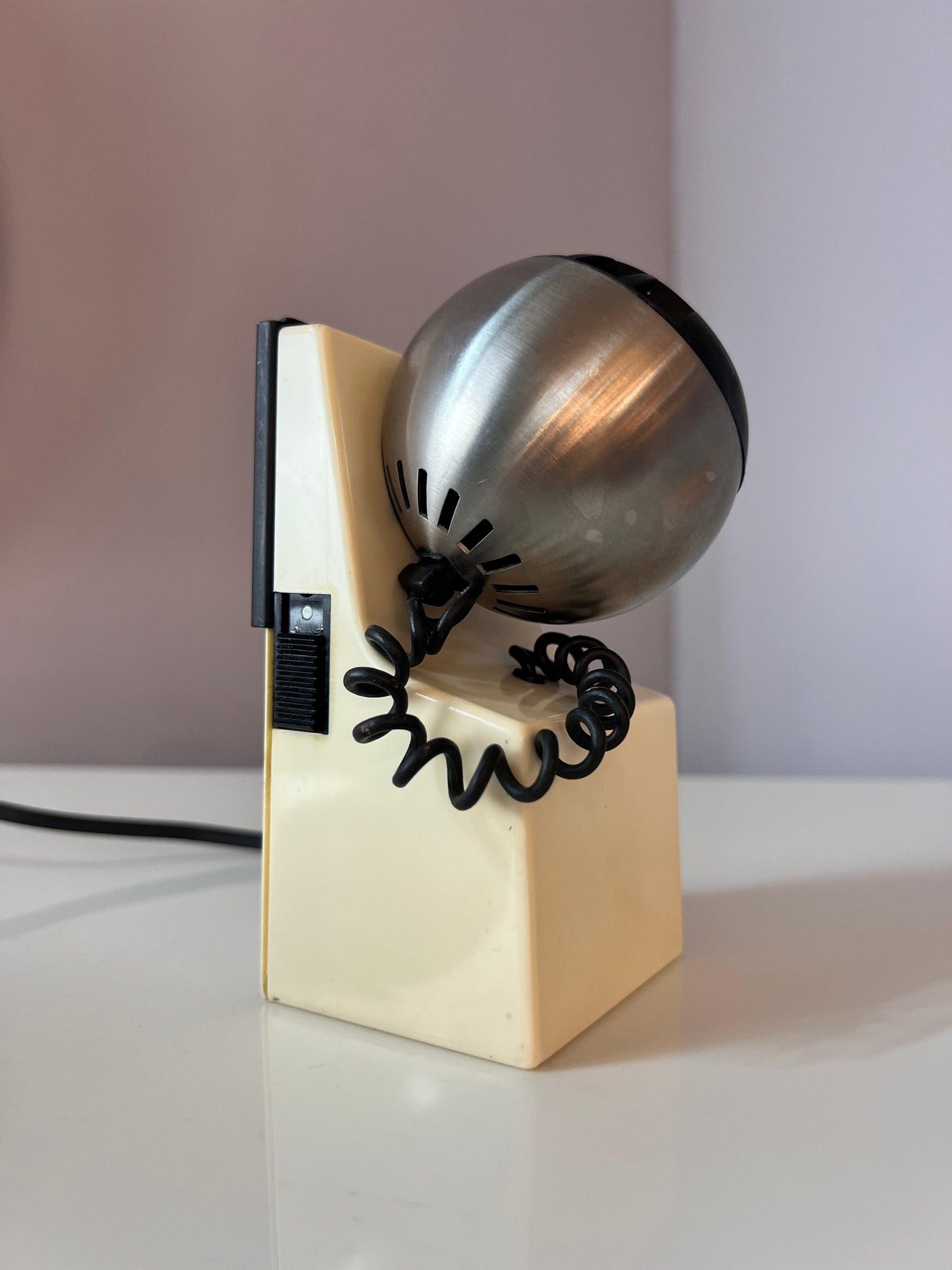 Tischlampe weiß silber mit Kugelkopf von Osram