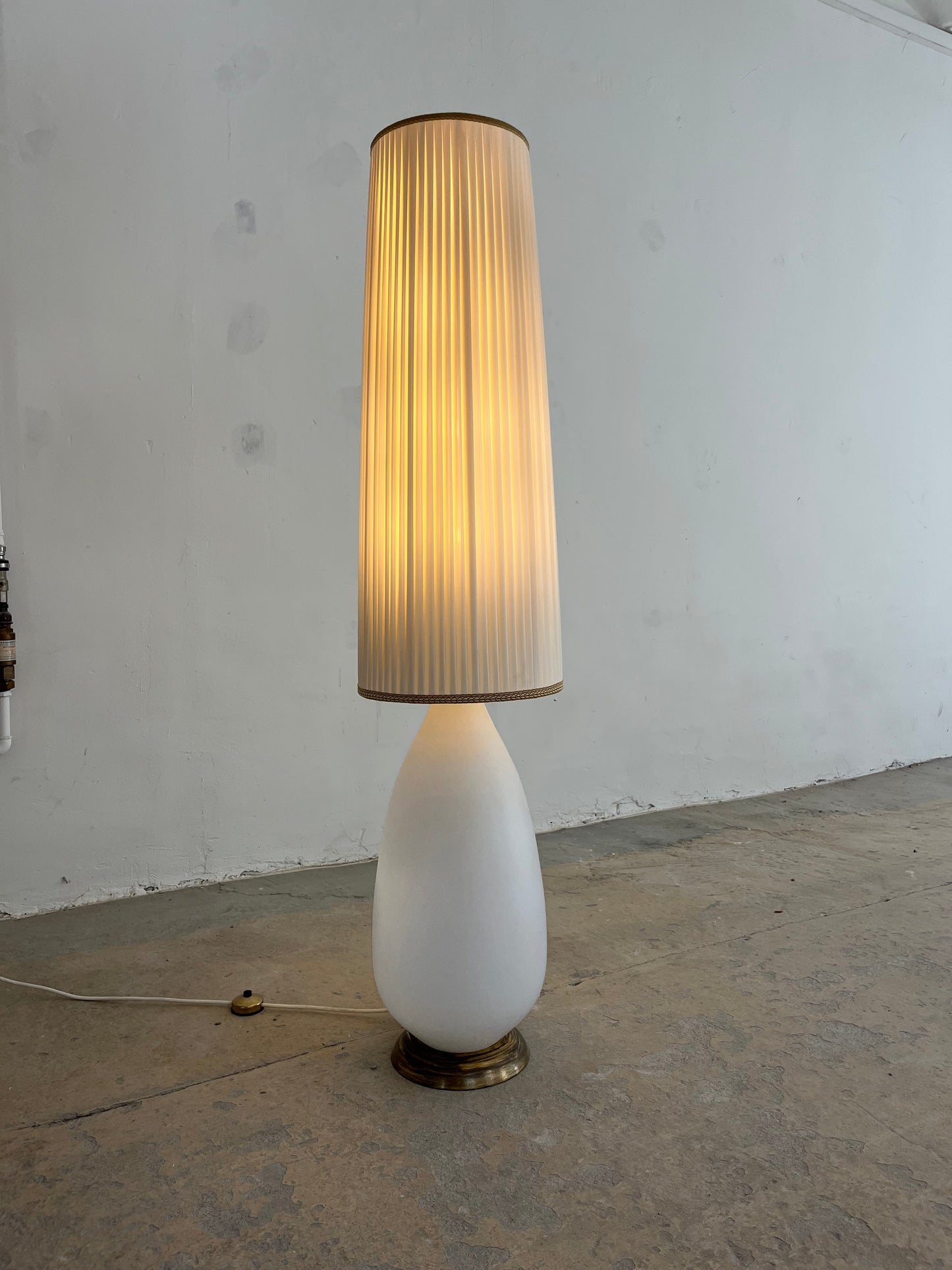 Vintage Stehlampe mit Opalglasfuß und Plisseeschirm