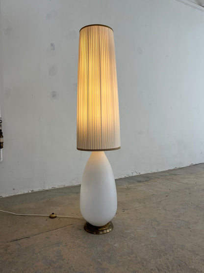 Vintage Stehlampe mit Opalglasfuß und Plisseeschirm