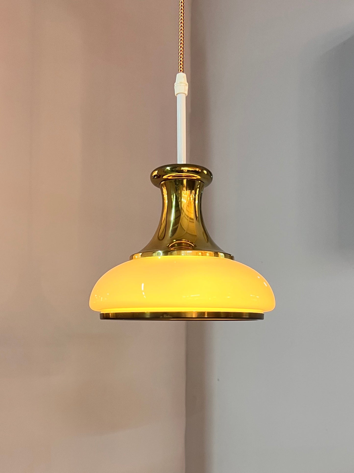Lampe suspendue vintage en verre opale et laiton