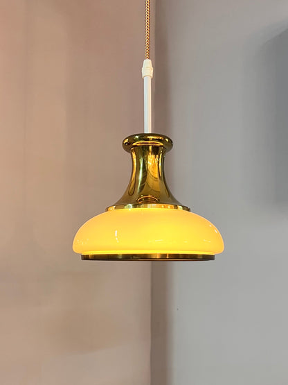 Lampe suspendue vintage en verre opale et laiton