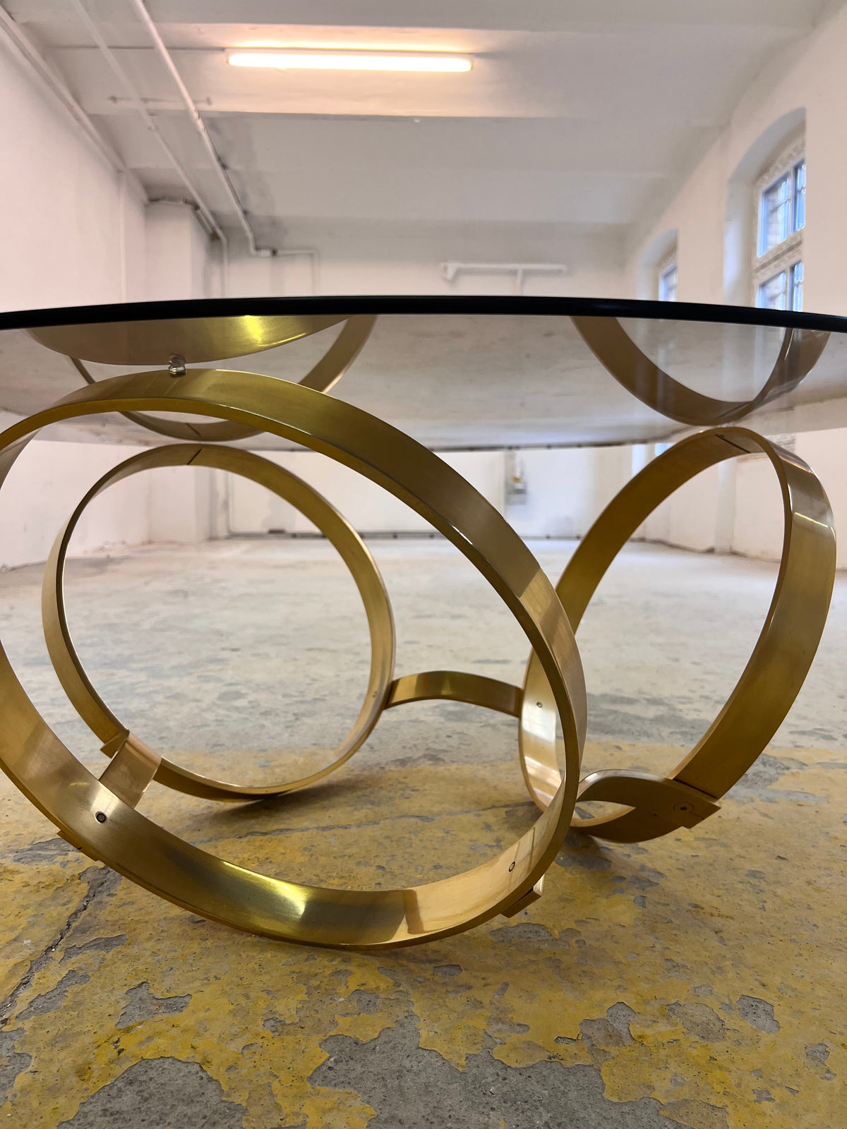 Vintage Couchtisch rund Hesterberg von Knut Hesterberg für Ronald Schmitt mit Messinggestell und Rauchglas