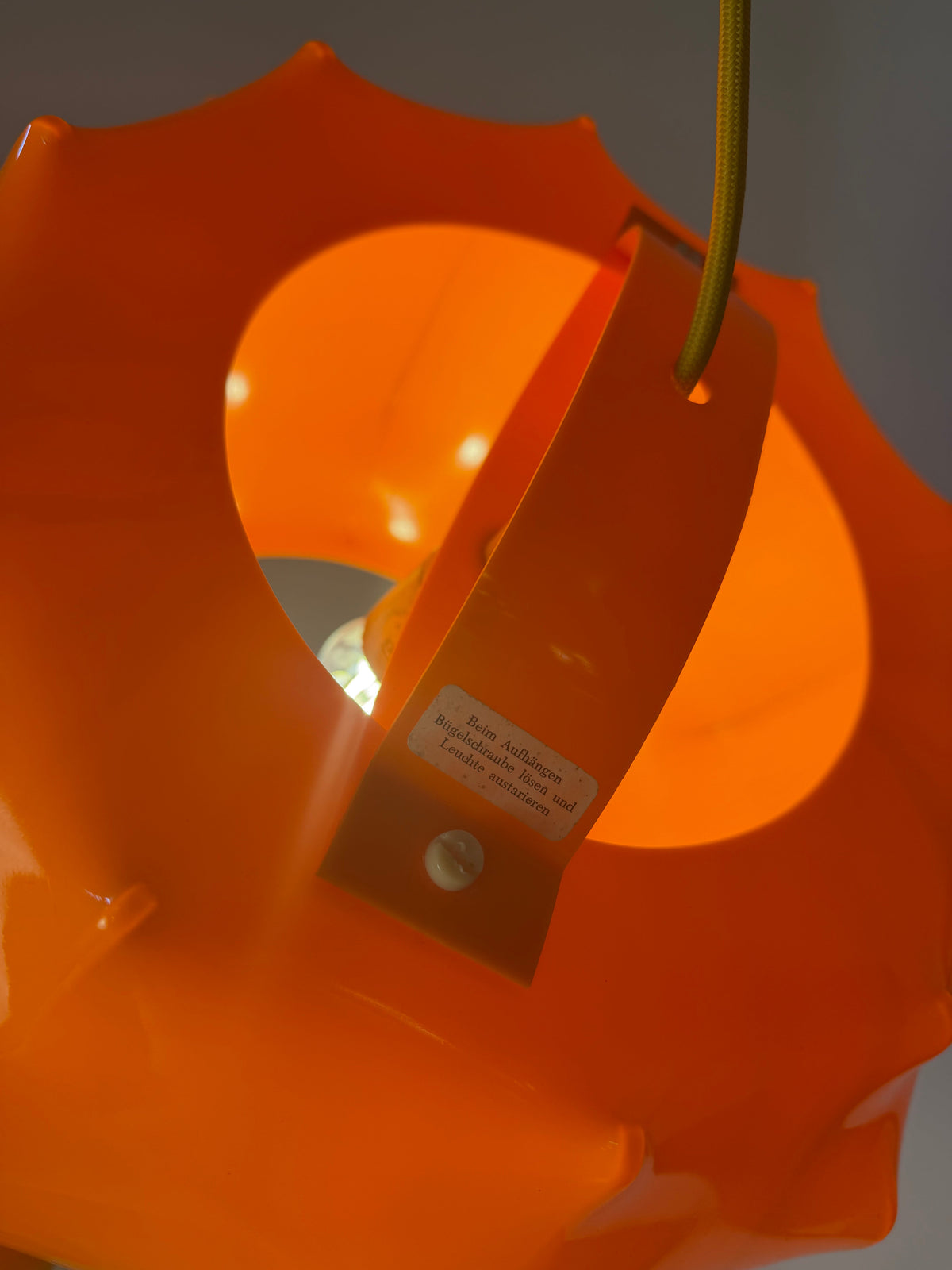Hängeleuchte Space Age von Ilka Plast, Orange mit gelbem Kabel