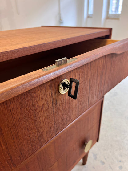 Vintage Kommode aus Dänemark, Teak, Holz und Messinggriffe, Schloss