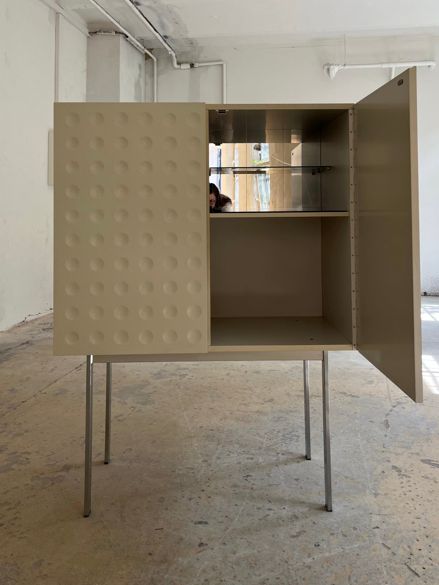 Vintage Highboard mit Minibar und kreisförmigem Reliefmuster aus Belgien