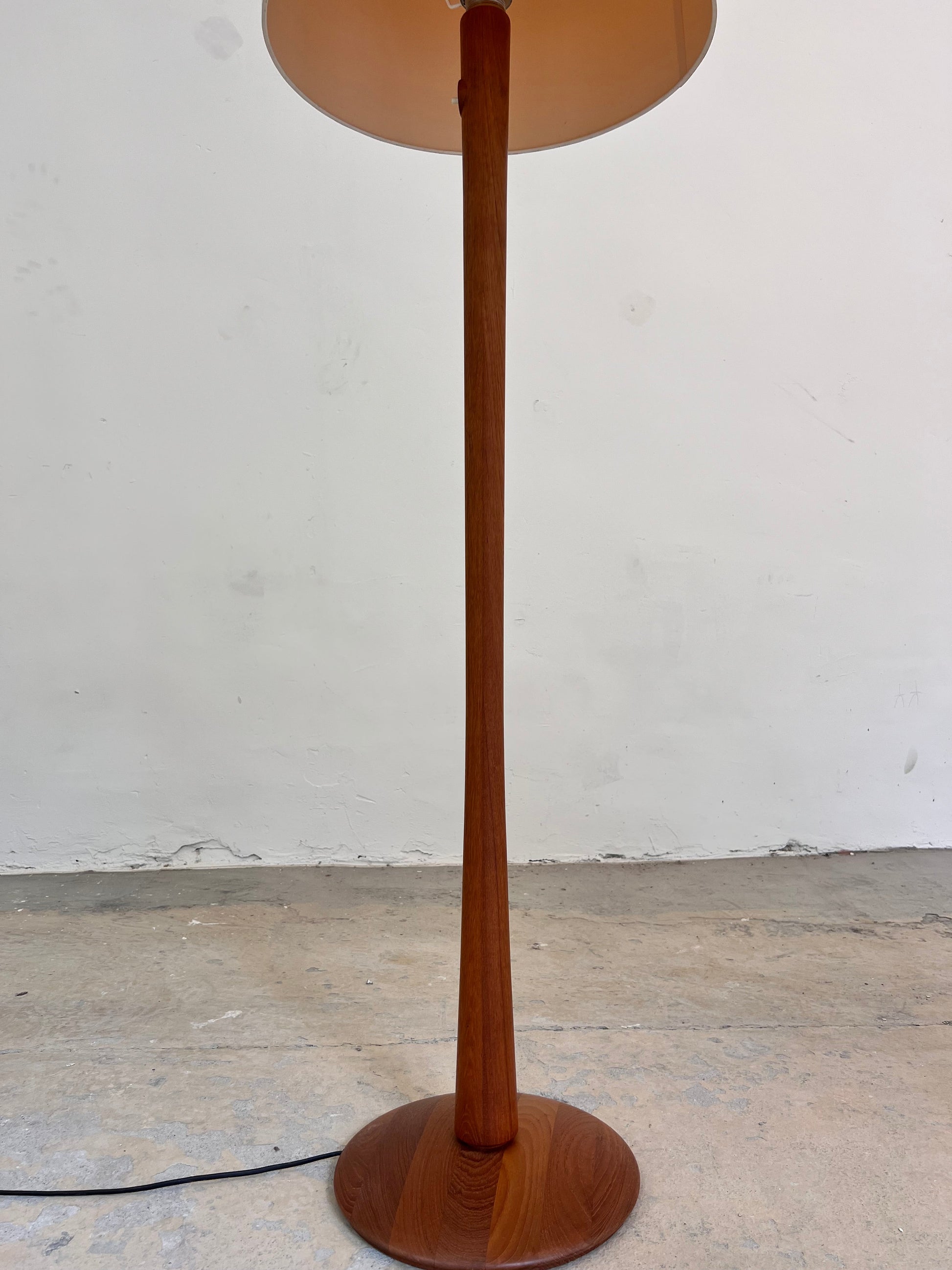 Vintage Stehlampe Teak mit Seidenschirm aus Dänemark