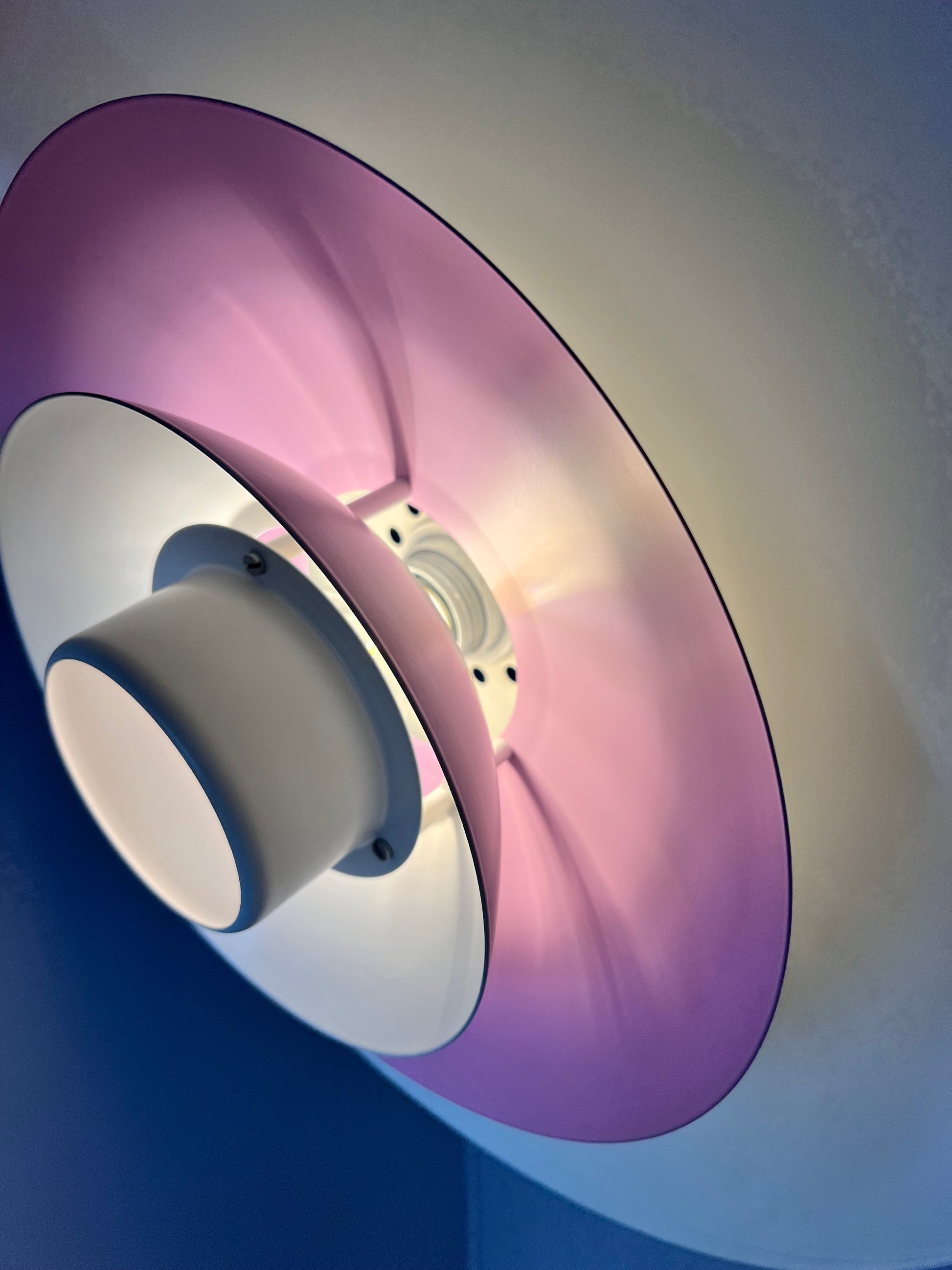 Vintage Lamellenlampe weiß lila von Formlight