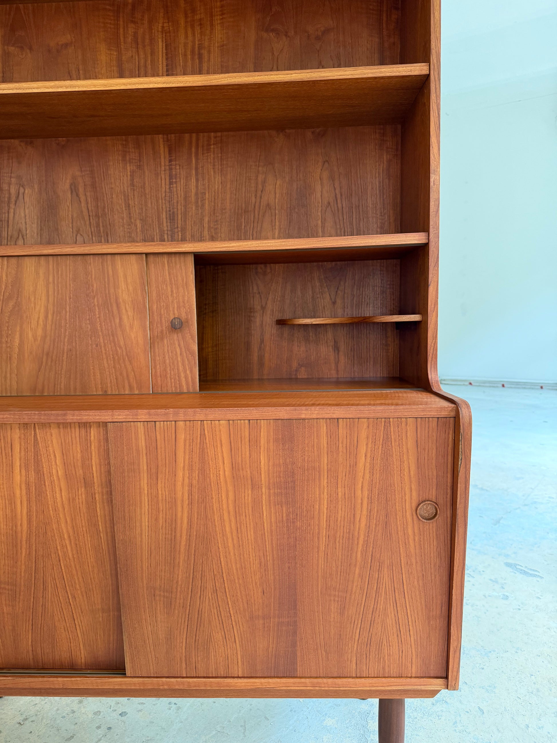 Vintage Bücherregal Teak mit Schiebetüren, Dänemark 50er Jahre