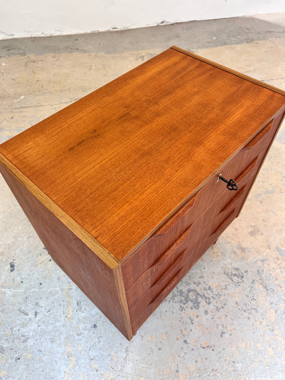 Vintage Kommode Teak mit Schloss aus Dänemark