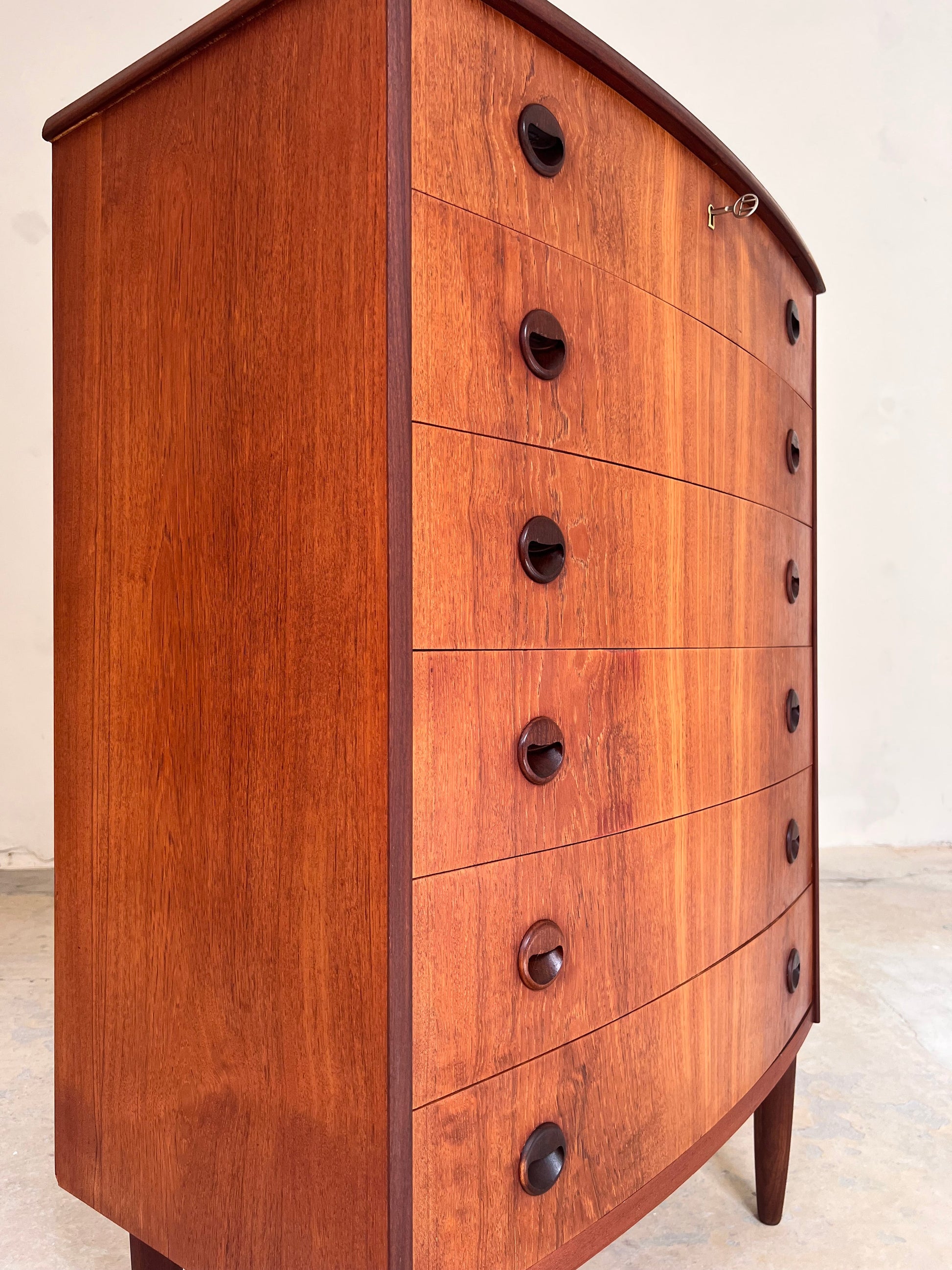 Vintage Halbrunde Kommode aus Teak mit runden Griffen und Schloss aus Dänemark