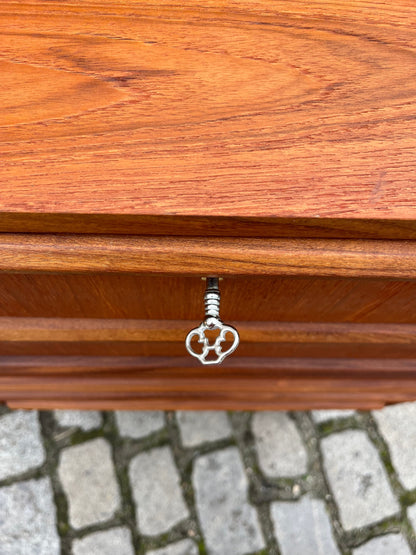 Vintage Kommode Teak mit Schloss und durchgehendem Griff von dänischem Design