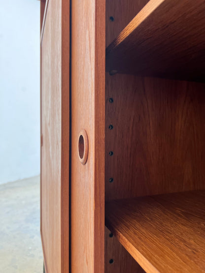 Vintage Schrank Teak mit Schiebetür aus Dänemark, schwarze Möbelfuß