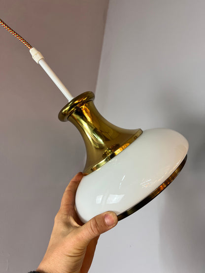 Lampe suspendue vintage en verre opale et laiton