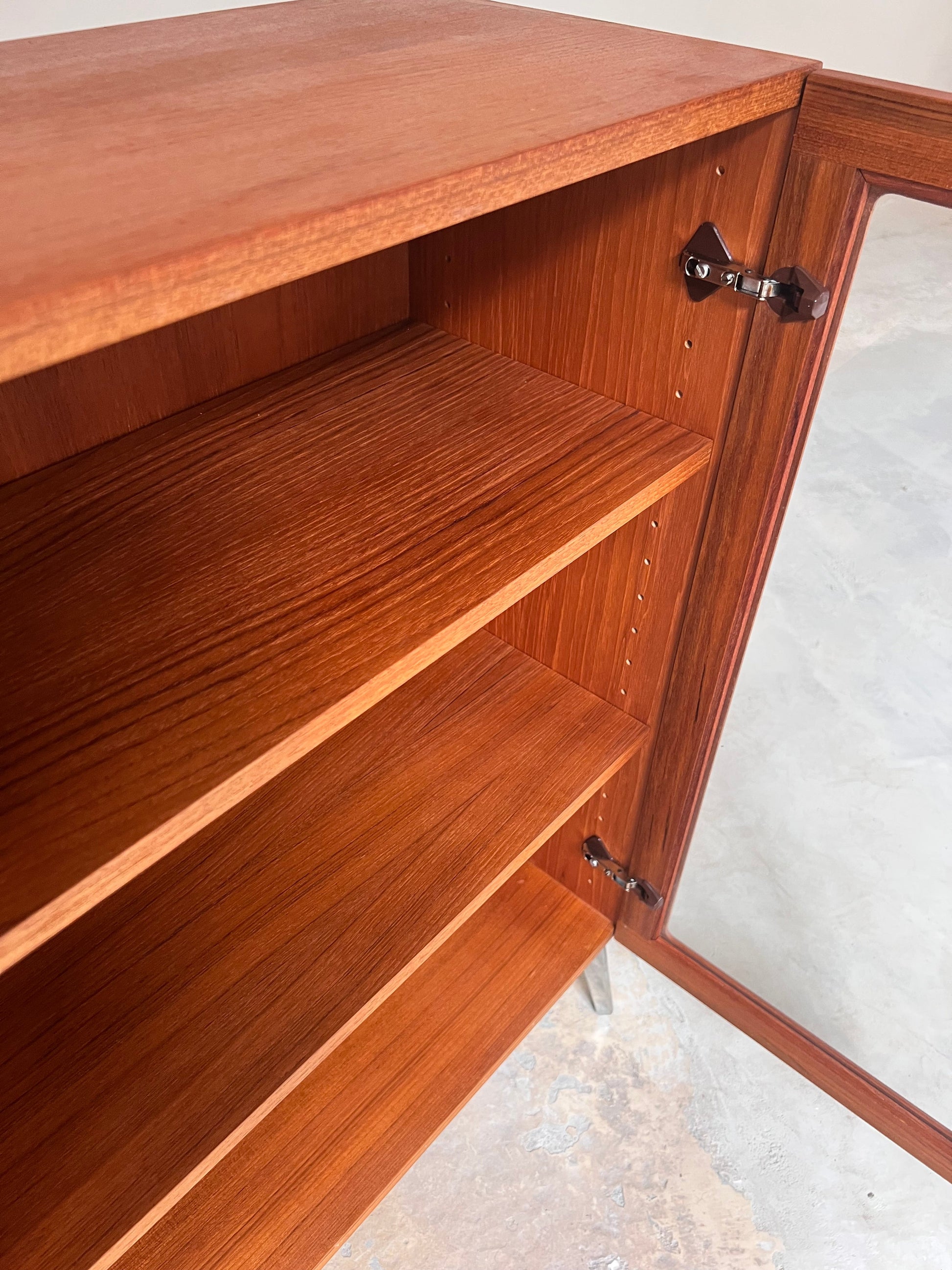 Vintage Vitrinenschrank Teak von H.W. Klein für Bramin mit neuen Chromfüßen