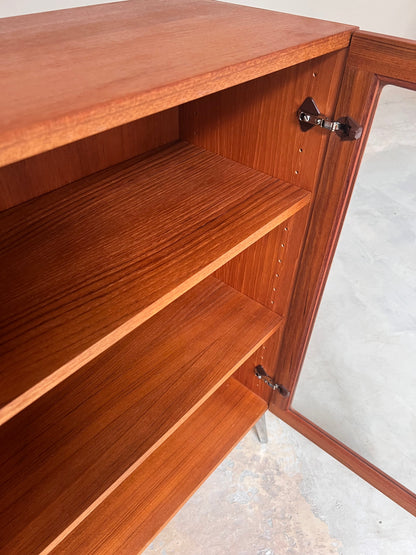 Vintage Vitrinenschrank Teak von H.W. Klein für Bramin mit neuen Chromfüßen