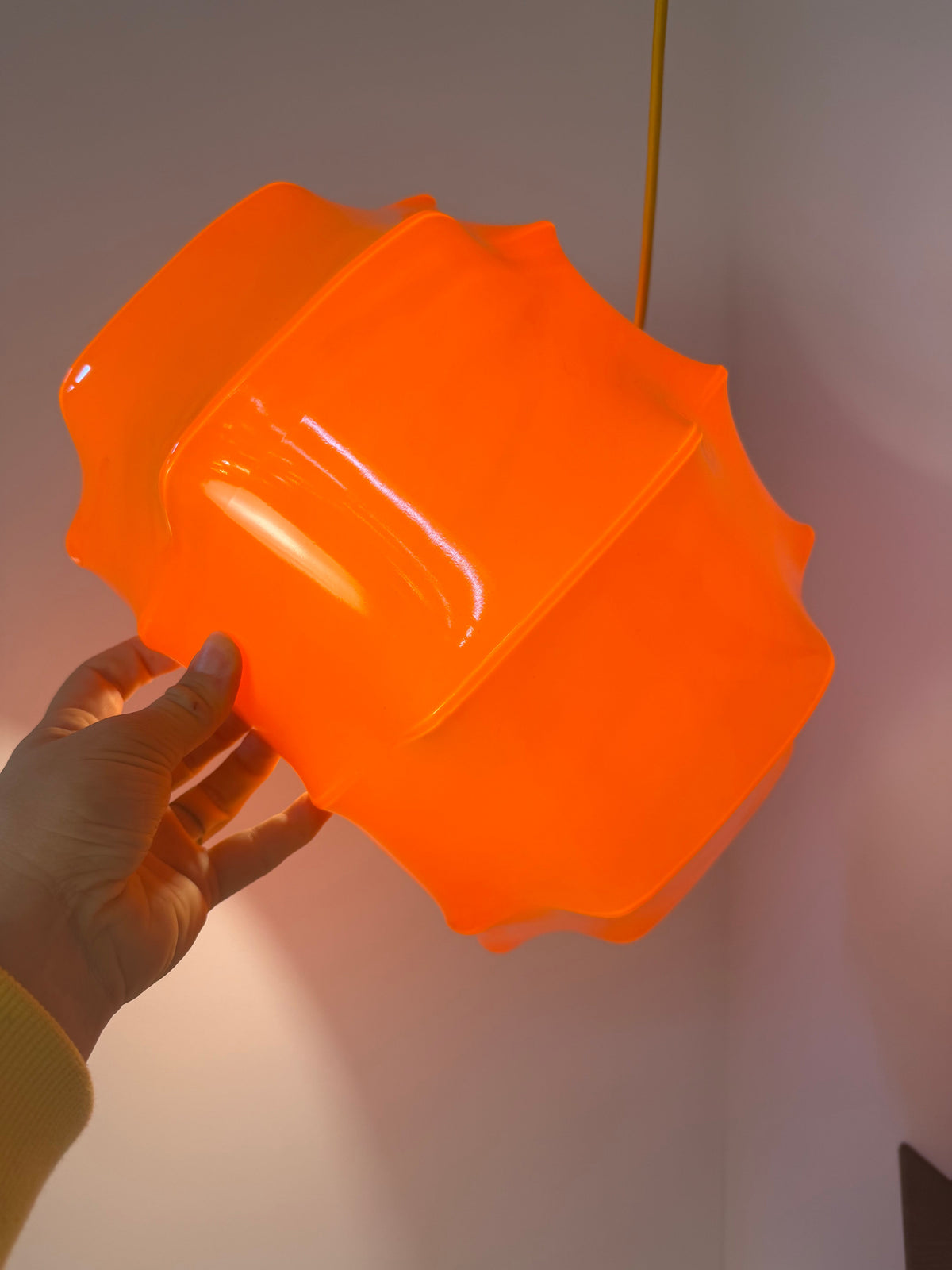Hängeleuchte Space Age von Ilka Plast, Orange mit gelbem Kabel