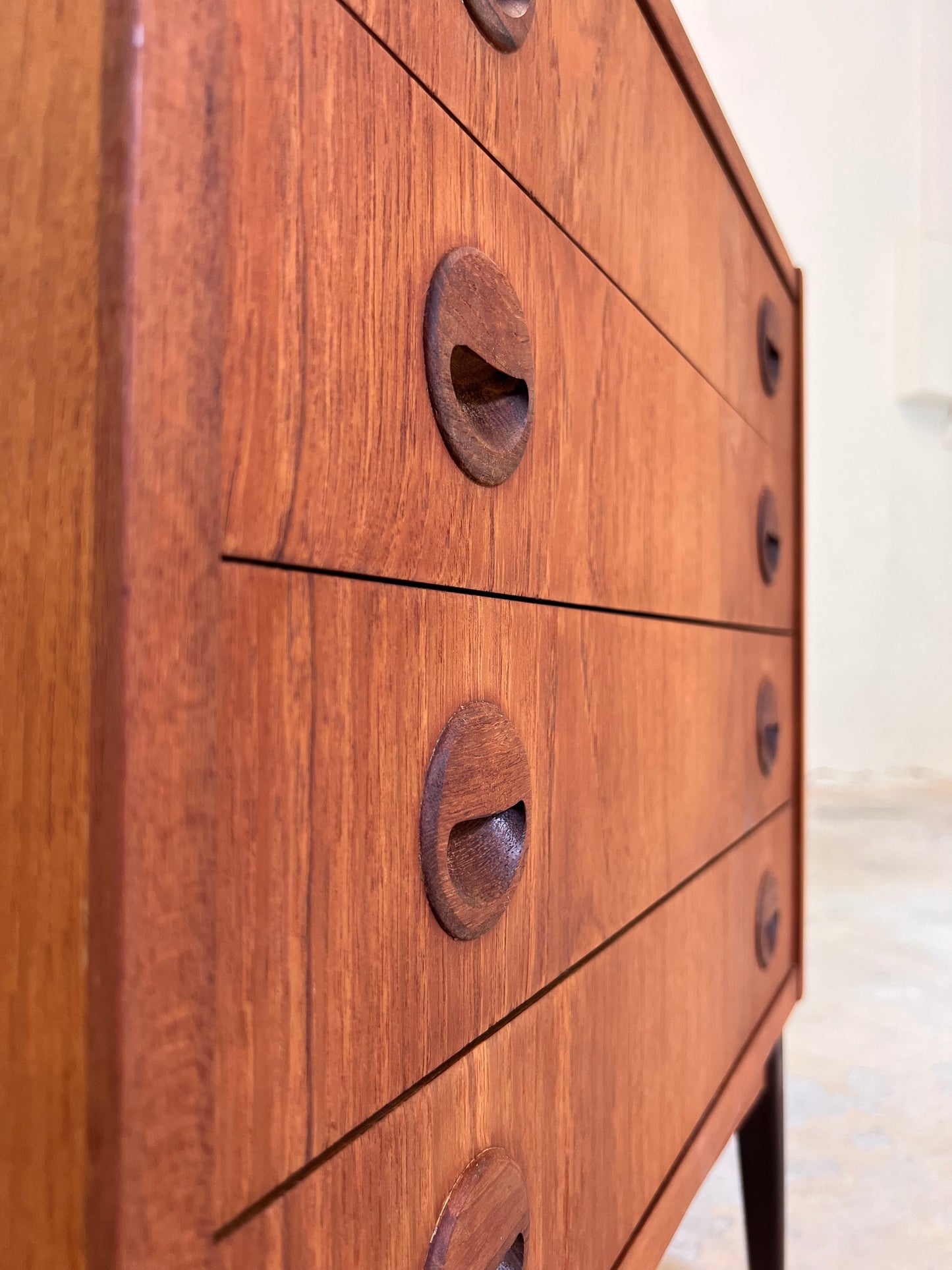 Vintage Kommode Teak mit runden Griffmulden aus Dänemark