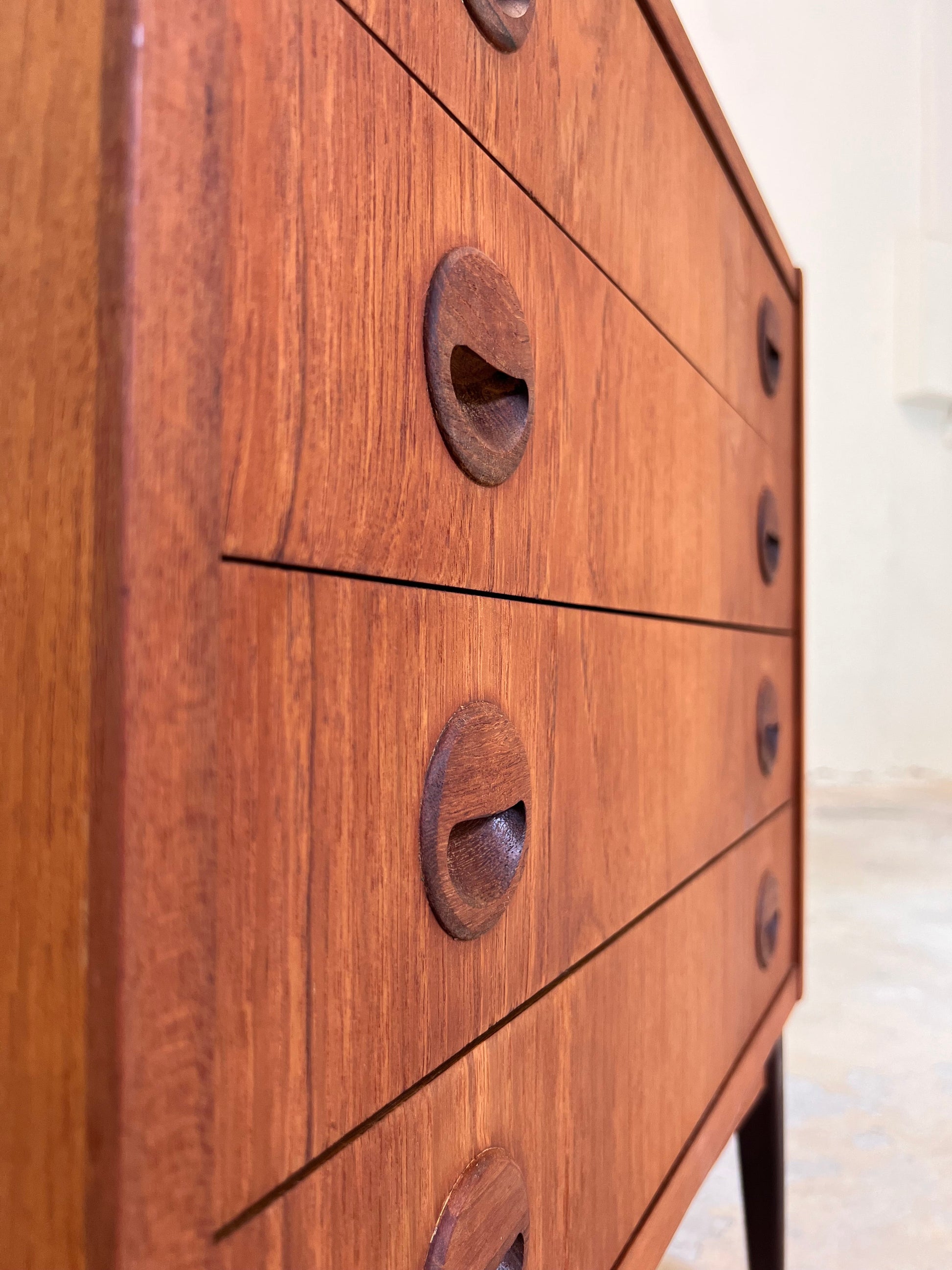 Vintage Kommode Teak mit runden Griffmulden aus Dänemark
