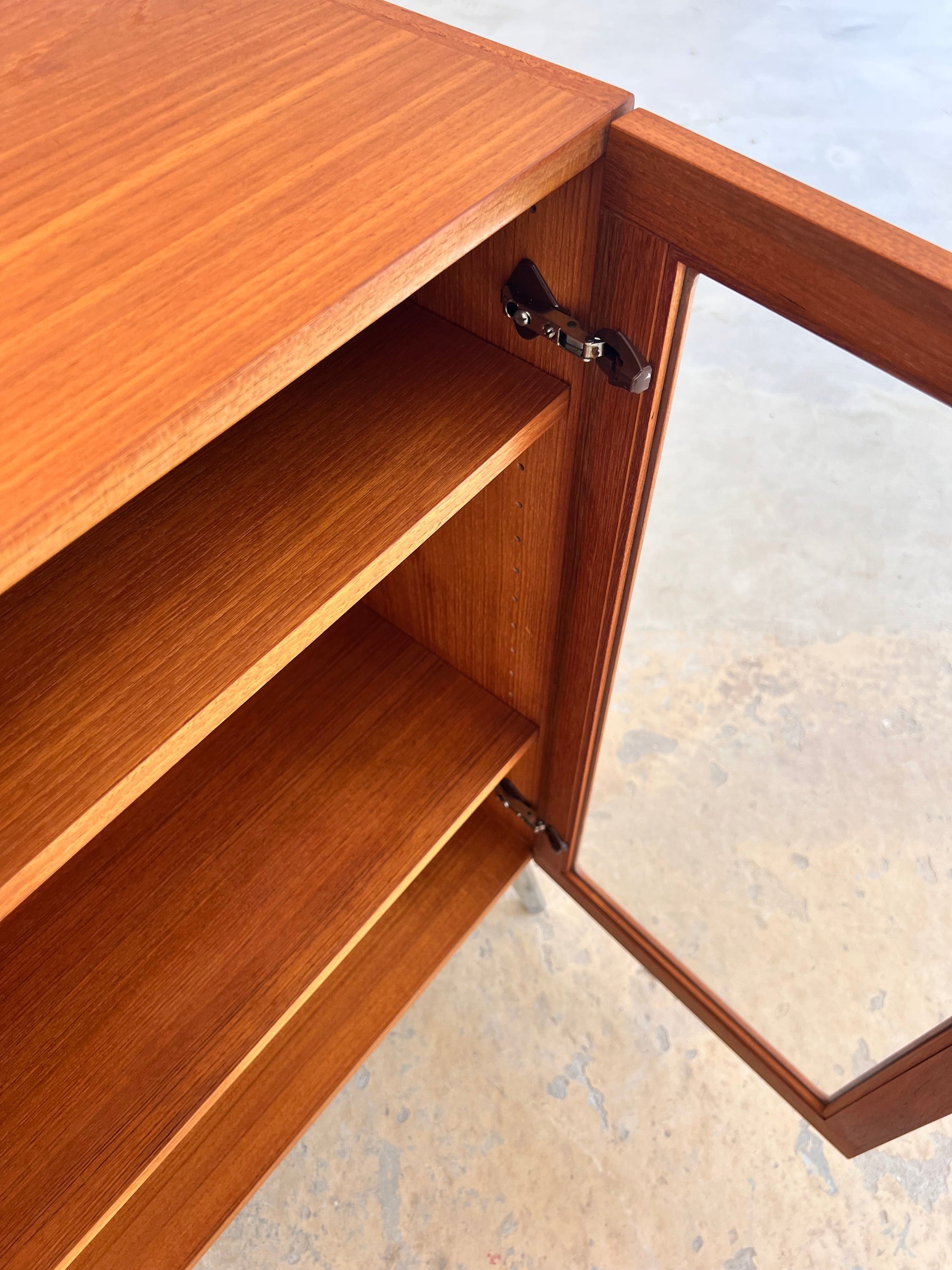 Vintage Vitrinenschrank Teak von H.W. Klein für Bramin mit neuen Chromfüßen